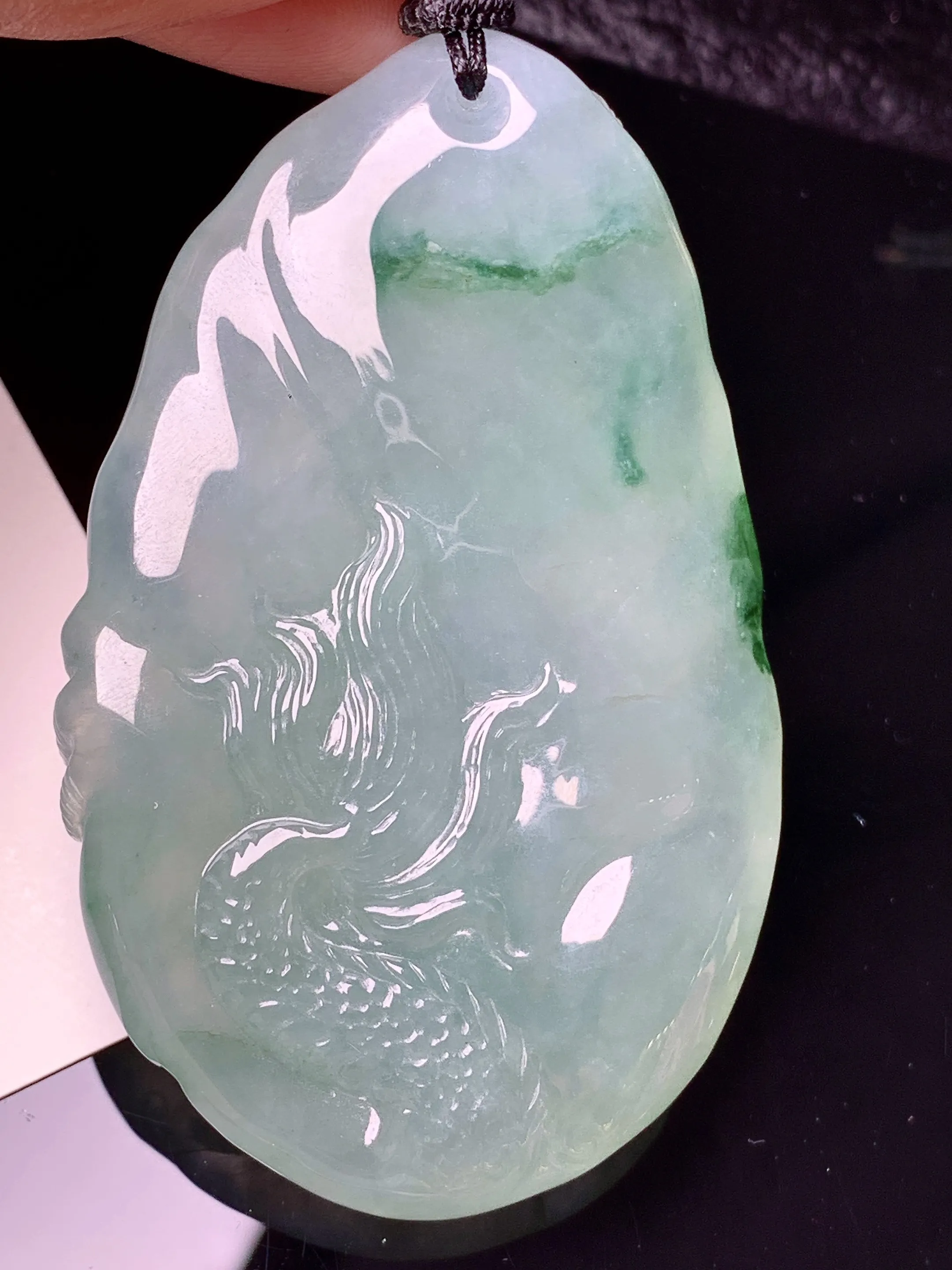 飘绿龙牌吊坠 玉质细腻 水润亮眼 色泽艳丽 整体尺寸65.3*40.5*13