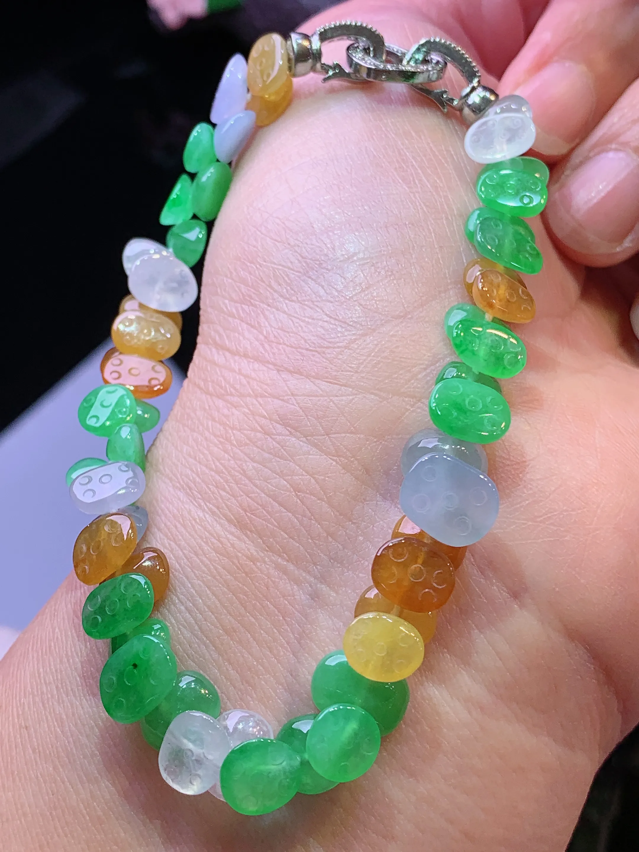 多彩莲蓬手链 玉质细腻 水润亮眼 色泽艳丽 整体尺寸7.8*5.5*3