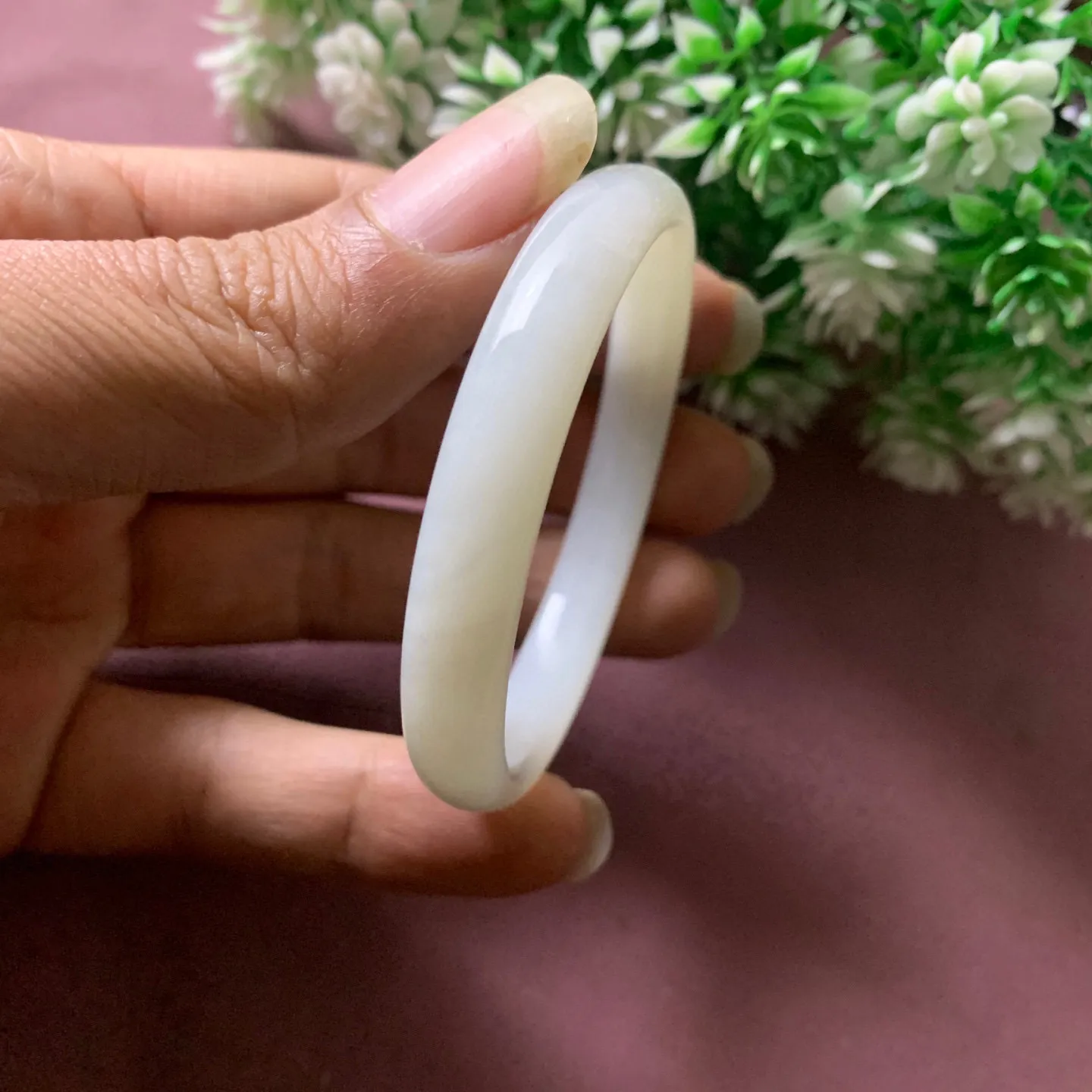 和田玉50.3圈口羊脂白手镯，玉质细腻油润 底色纯净脂粉好，品质好