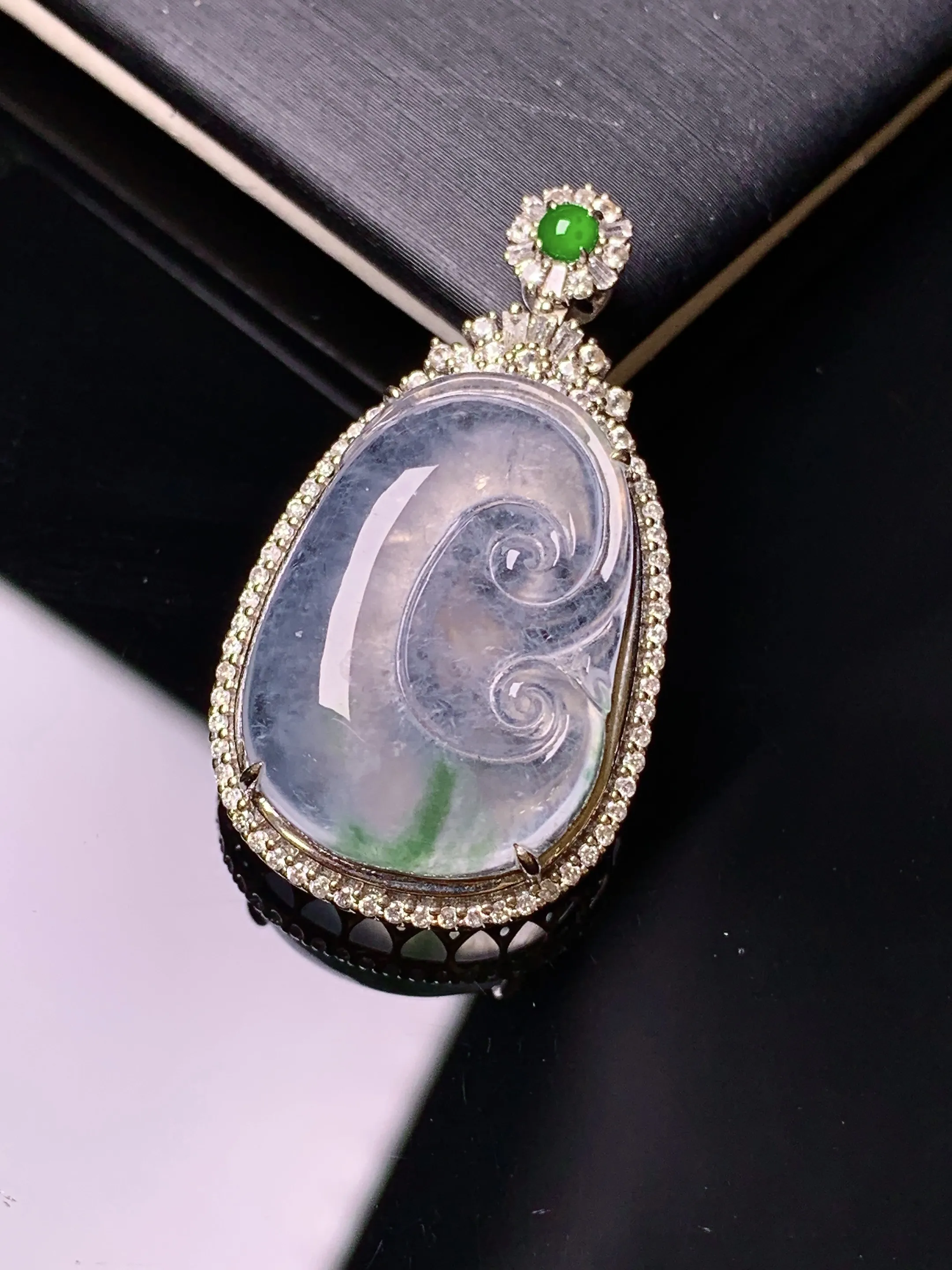 18k金钻镶嵌冰种如意吊坠 玉质细腻 水润亮眼 色泽艳丽 整体尺寸34*19*9.8