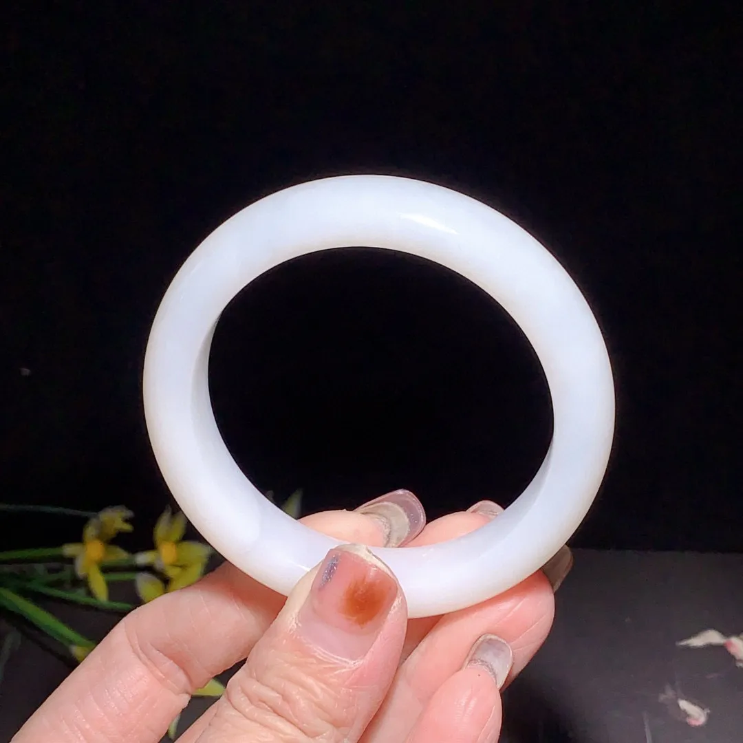 和田玉53.5圈口羊脂白手镯！玉质细腻油润 底色纯净 无裂无杂 脂粉好，品质好！