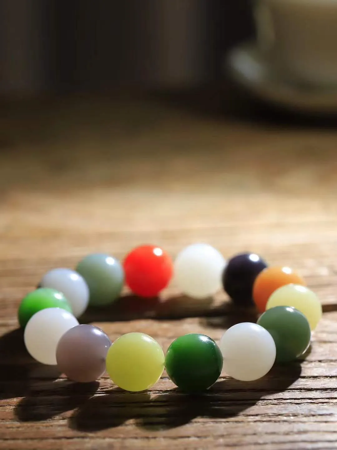 【多宝手串】

精选和田玉多宝手串，每一颗玉石都凝聚自然的灵气与岁月的沉淀，寓意福禄寿喜，守护您的平安与幸福。佩戴它，感受千年玉文化的温润与优雅。重91克  尺寸取一16.2mm  56120739A