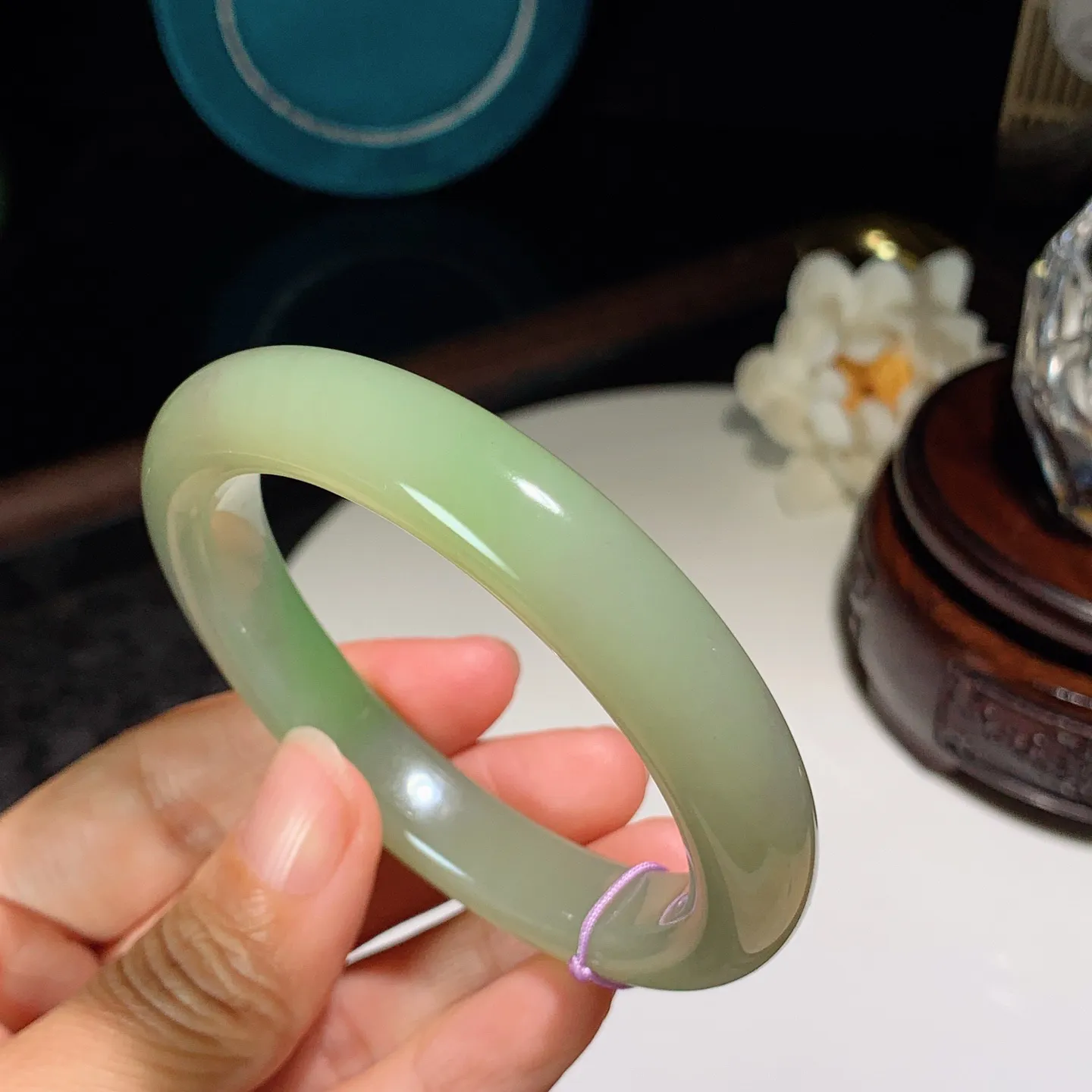 56圈口 和田玉青海翠翠青手镯。圈口56条宽12厚9重53克。玉质细腻油润。手推出油。佩戴高端典雅。lt251207