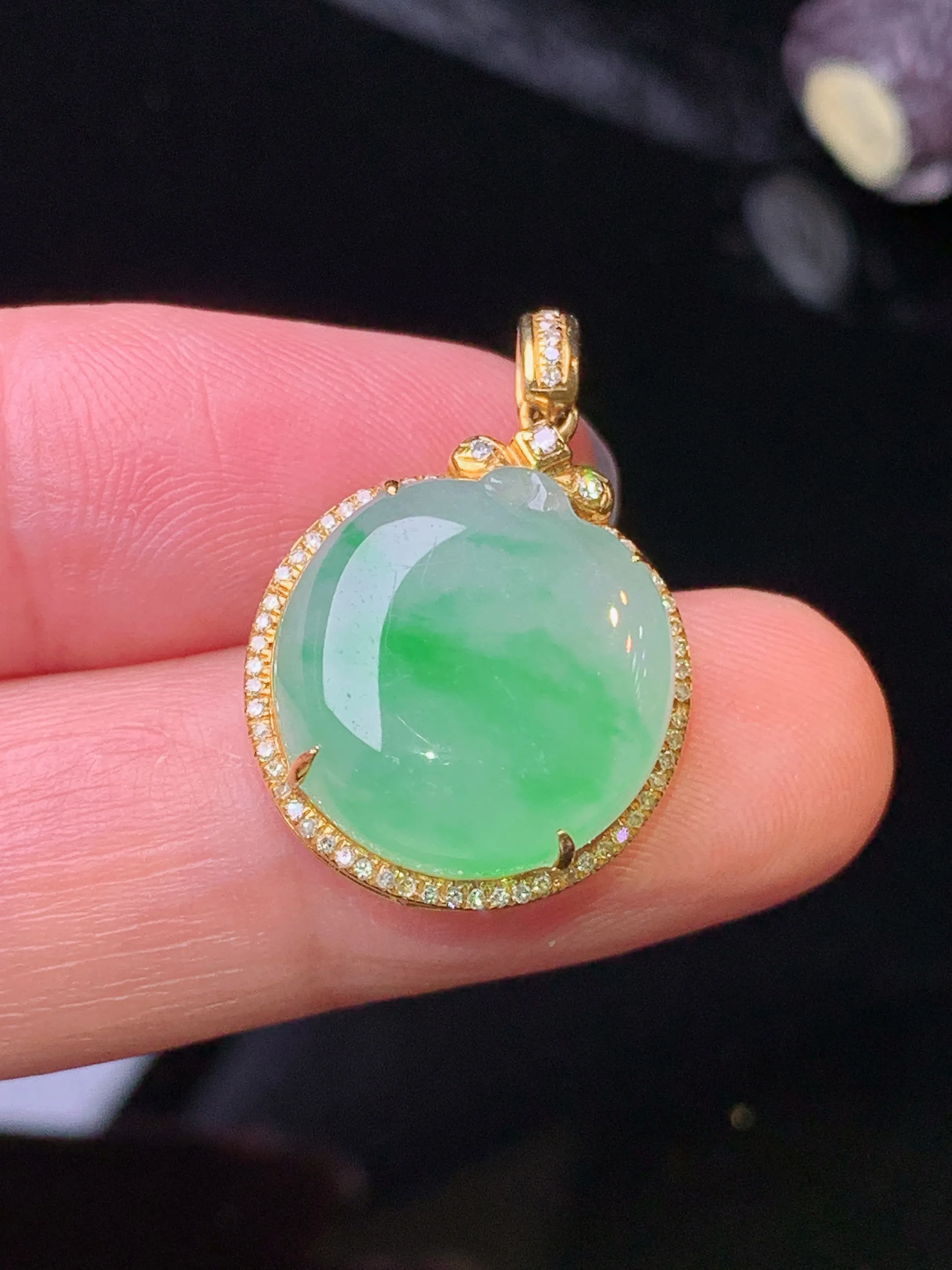 18k金钻镶嵌翠绿苹果吊坠 玉质细腻 水润亮眼 色泽艳丽 整体尺寸24.6*16.6*7