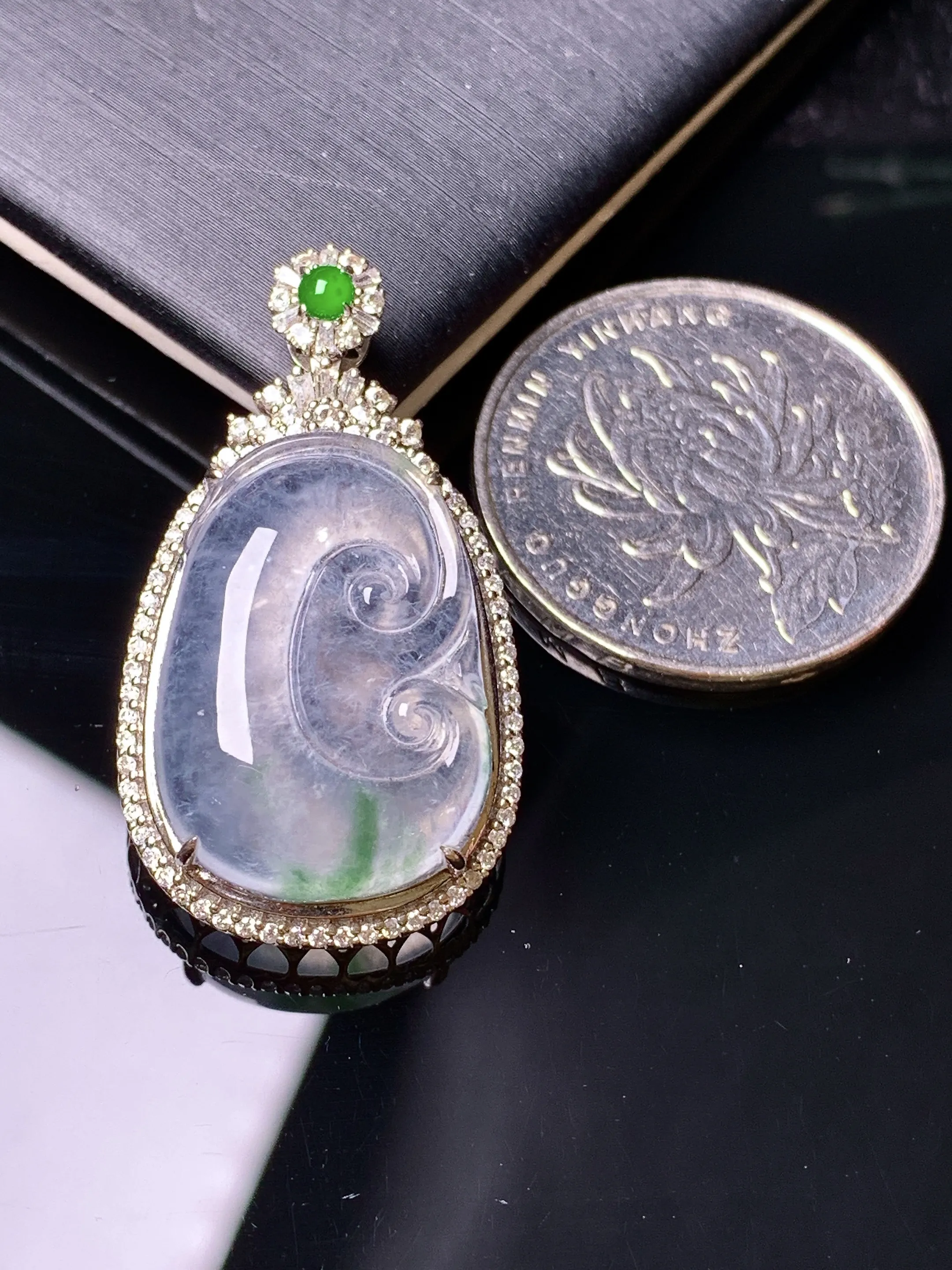 18k金钻镶嵌冰种如意吊坠 玉质细腻 水润亮眼 色泽艳丽 整体尺寸34*19*9.8