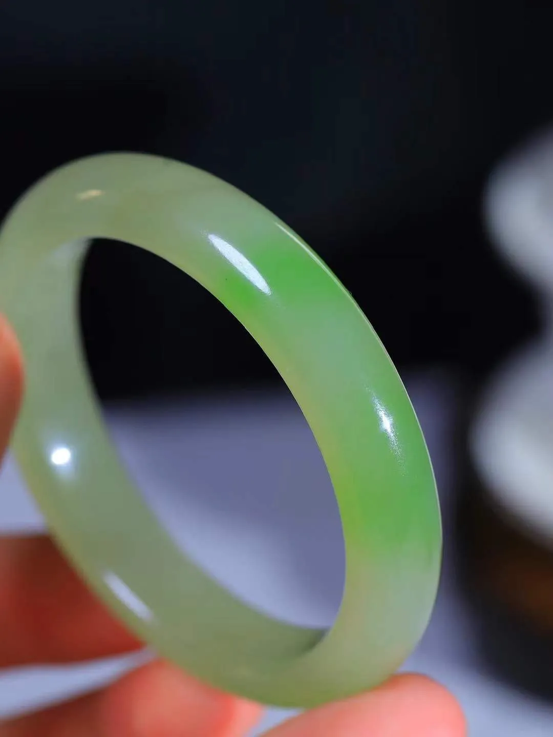 【翠色怡人.手镯】

精品和田玉翠青手镯，精品超级美镯，玉质细腻饱满，️温润脂香，仙雾缥缈，怡静如画，意蕴十足～，戴于腕间，神秘与高贵并存，给人以出尘的风雅，优美脱俗，气质非凡。重43克 内径51mm尺寸11.8-8.4mm FDL-19120749