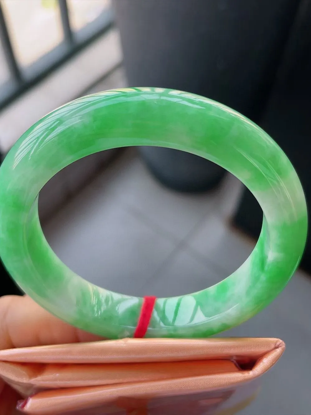 【翡翠名称】老种飘阳绿57正圈口翡翠手镯
【翡翠尺寸】57-12.8-10.6mm适合56-58正圈口佩戴  宝贝是自然光实拍哈
【翡翠描述】缅甸天然翡翠A货，种老水足，玉质细腻，色泽靓丽，性价比高，佩戴效果好！