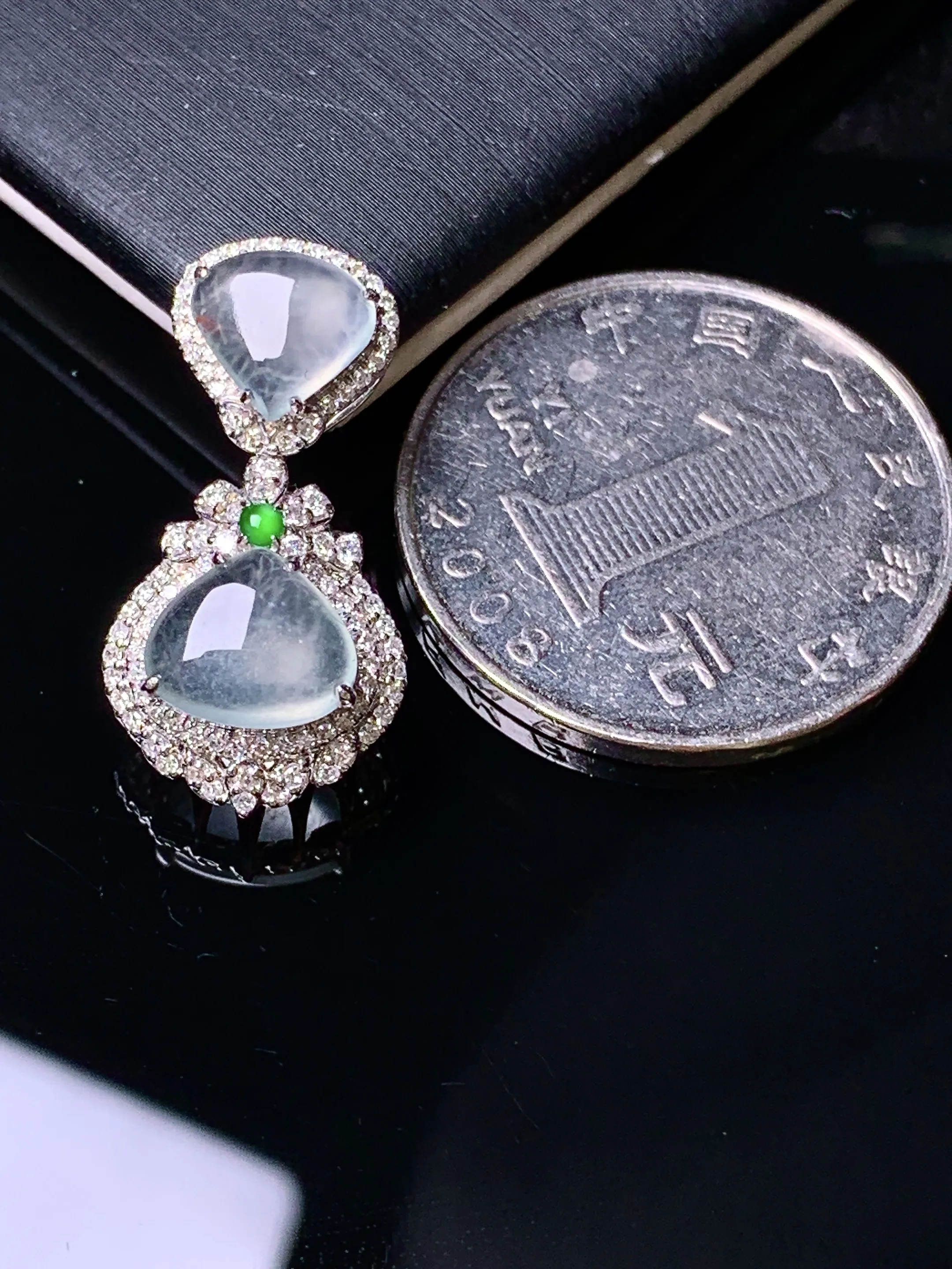 18k金钻镶嵌冰种心形吊坠 玉质细腻 水润亮眼 色泽艳丽 整体尺寸24*12.3*8.3