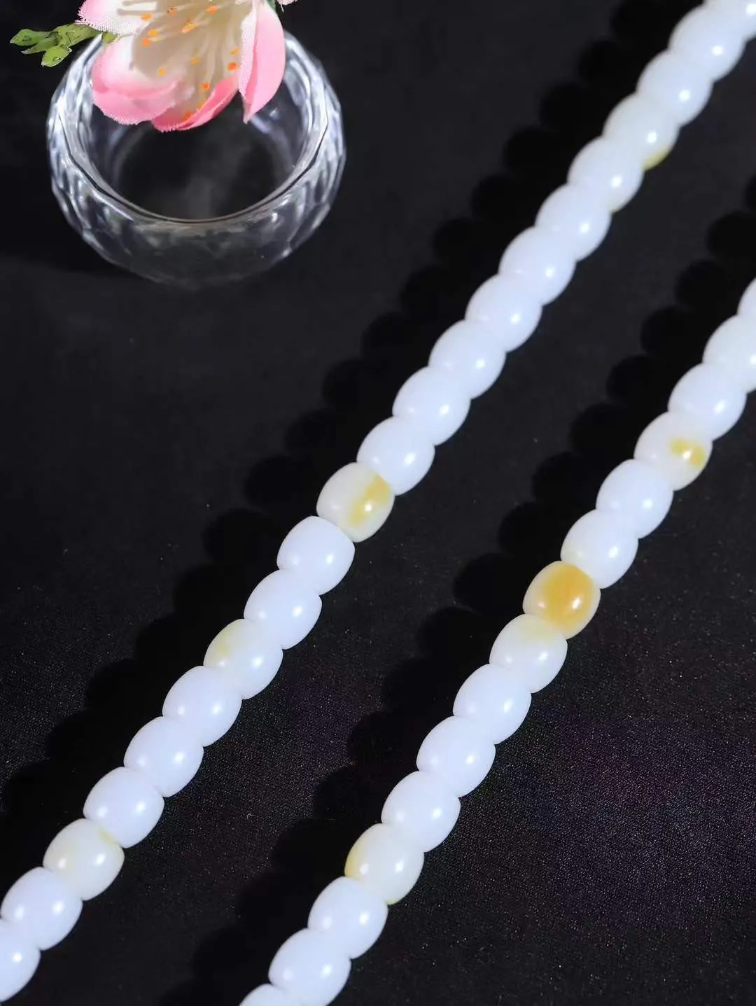 【链.108】

收藏级臻品️和田玉糖白玉直切珠108挂链 玉质温润细腻 油性十足 佩戴舒适。珠珠落玉盘，间关莺语花底滑，一生美好时光，无论身在何处，都有它相伴相守。事事顺遂，幸福美满，吉祥如意。重135克 尺寸取一8.2-8.9mm FDT-78124793