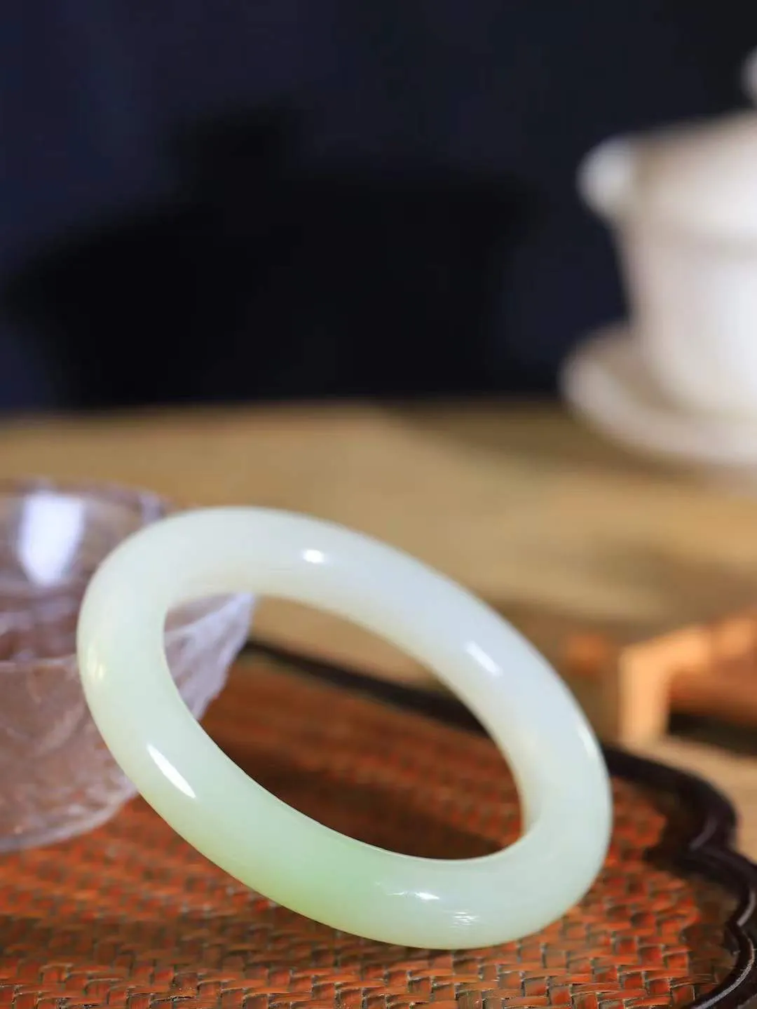 【翠色怡人.手镯】

收藏级臻品和田玉翠青手镯，精品超级美镯，玉质细腻饱满，️温润脂香，仙雾缥缈，怡静如画，意蕴十足～，戴于腕间，神秘与高贵并存，给人以出尘的风雅，优美脱俗，气质非凡。重67.2克 内径56.5mm尺寸11.5-11mm191152900A