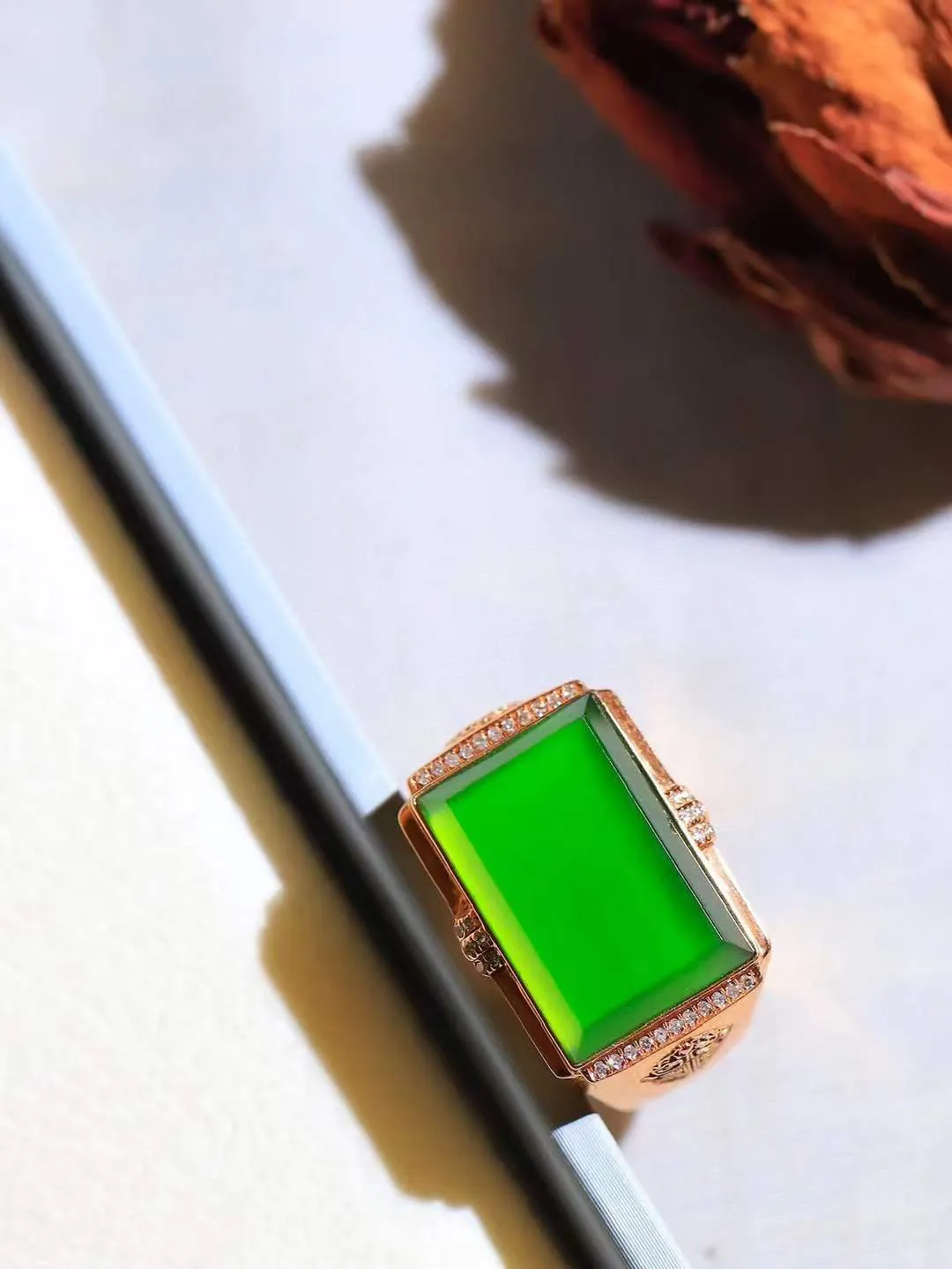 【金镶玉.戒指】

精品和田玉碧玉18k金戒指 玉质细腻温润 油性十足 ，不论时光如何流转变化，这枚戒指始终闪耀着最初的光芒。精工镶嵌18K金 （保真金 可检测贵金属18K金） 重7.6克 尺寸19.7-17.1-11.2mm 23120736A