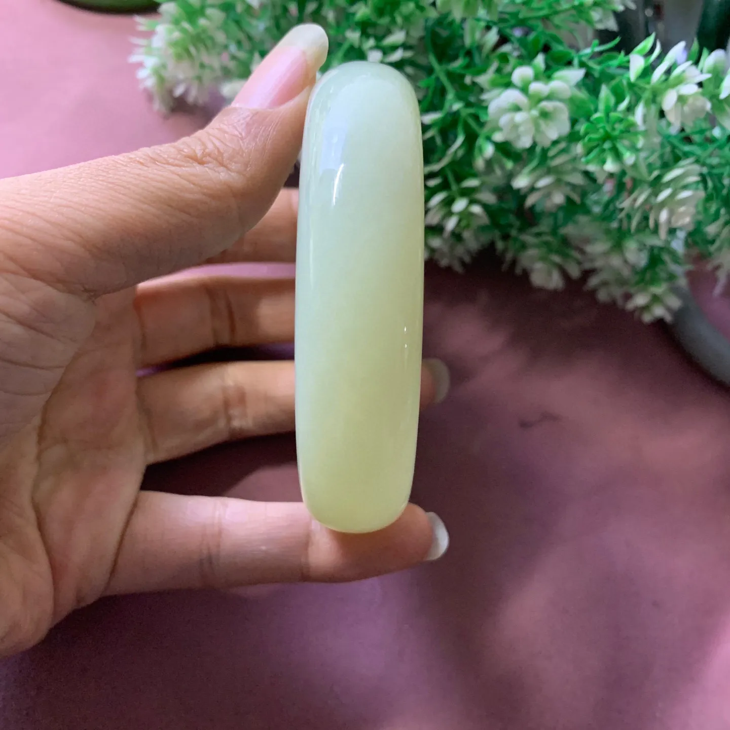 62.6圈口和田玉黄口料手镯【挽间柔情】，碧玉美人条手镯，镯型古朴典雅。在诗情画意的雨巷相遇，你是我