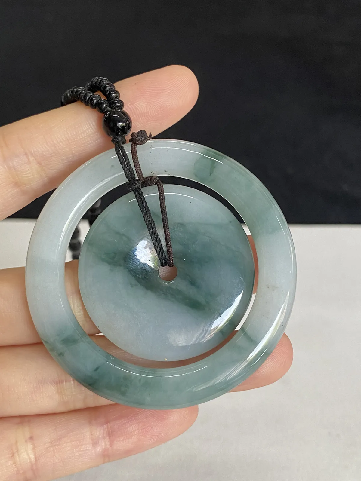 翡翠糯化种飘花吊坠，配珠未测