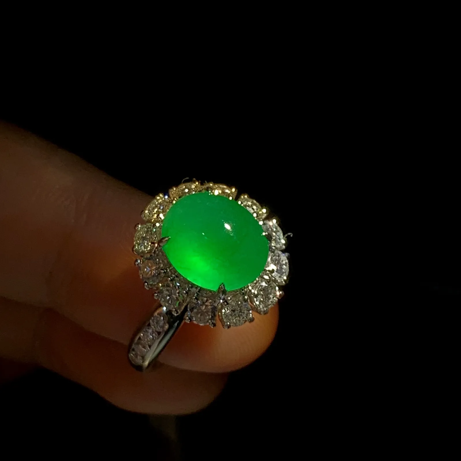 高品质绿戒指，裸石11-9.5-6mm，
台面整体16.2-14.5-13mm，
18K金，南非钻，14#，6.9g