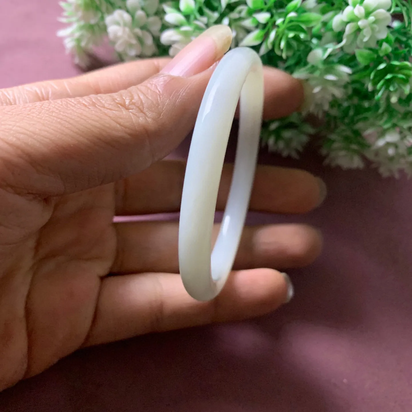 和田玉54圈口羊脂白手镯，玉质细腻油润 底色纯净脂粉好，品质好。