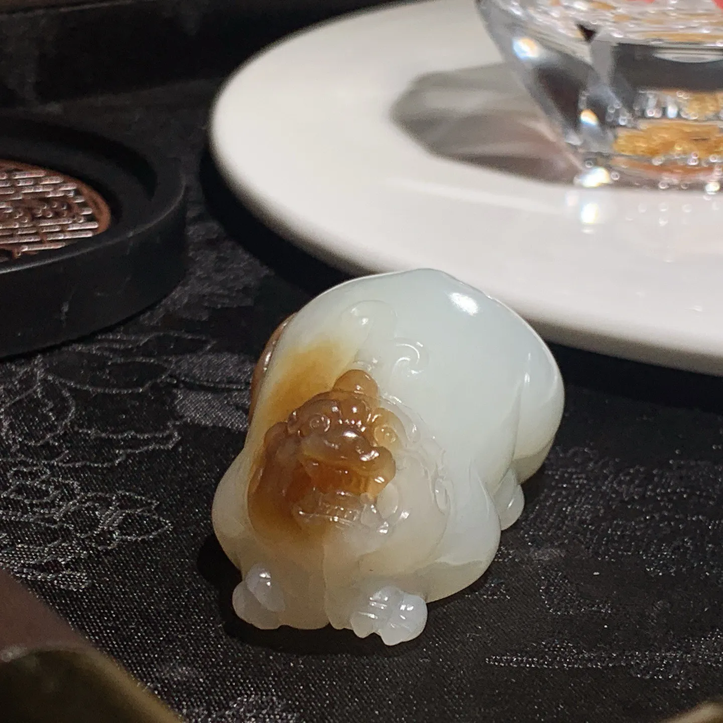 新疆且末糖招财进宝貔貅挂件。尺寸50/29/22重51克。玉质细腻油润。手推出油。佩戴高端典雅。lt