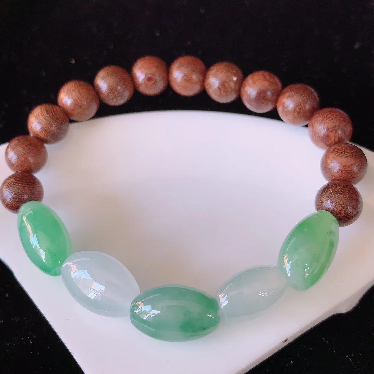 自然光实拍，冰种飘花翡翠手串，路路通手链，种老水足，冰清玉润  颜色漂亮  #001.1取一尺寸13.8*9.5*7.2mm