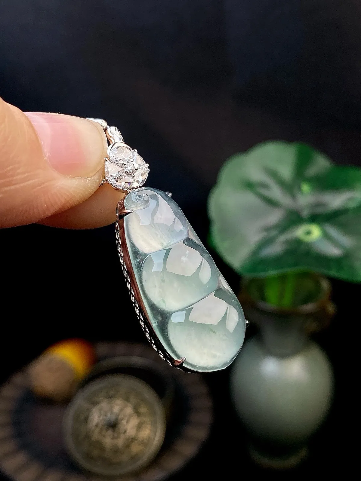 【冰种福豆吊坠】种地上乘，冰感十足，通透起光，饱满圆润，收藏品质，18k金钻镶嵌，裸石尺寸27.6*