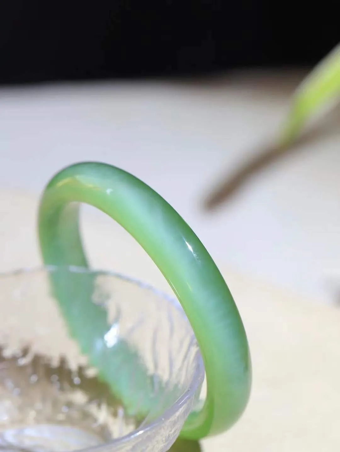 【碧波流转·手镯】

收藏传家级臻品️和田玉碧玉猫眼手镯，玉质细腻温润，手感舒适，️线条流畅，简约大气，美自天成，佩戴于腕间，婉约之美，举手投足间透出那份低调奢华，醉人心扉。
重55克 内径圈口60.5mm尺寸12-8.8mm  FDA-13120608