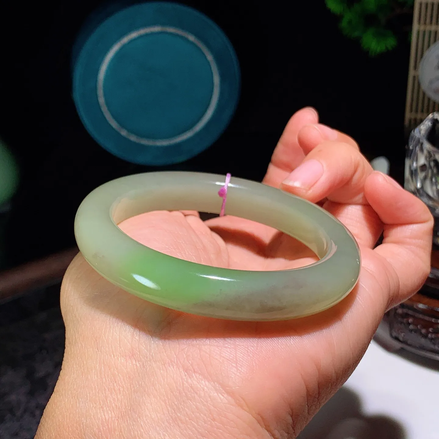 56圈口 和田玉青海翠翠青手镯。圈口56条宽12厚9重53克。玉质细腻油润。手推出油。佩戴高端典雅。