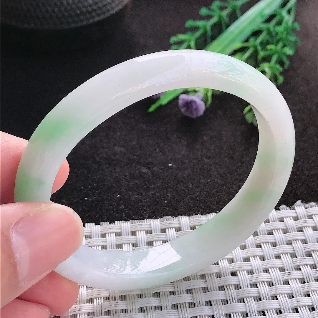 天然A货翡翠54/47.5/10.7/7老坑秀气冰润飘绿贵妃手镯玉镯