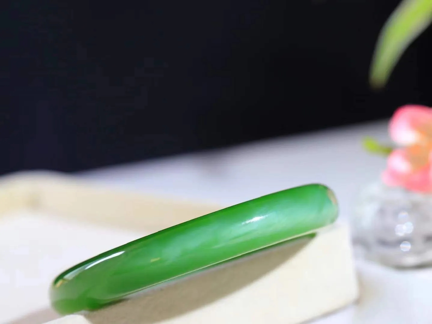 【碧色荡漾·手镯】

典藏级臻品和田玉碧玉猫眼手镯，玉质细腻温润，手感舒适，️线条流畅，简约大气，美自天成，佩戴于腕间，婉约之美，举手投足间透出那份低调奢华，醉人心扉。重62克  内径圈口59mm  尺寸12-9.7mm  FDA-66120633