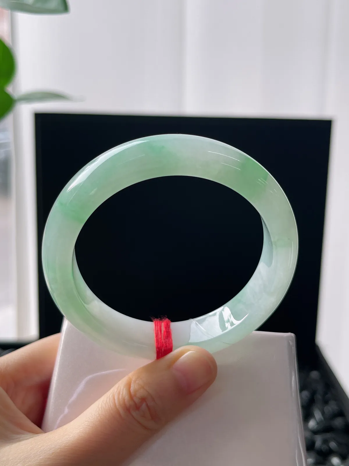 正圈55圈口，翡翠冰糯种淡绿色手镯