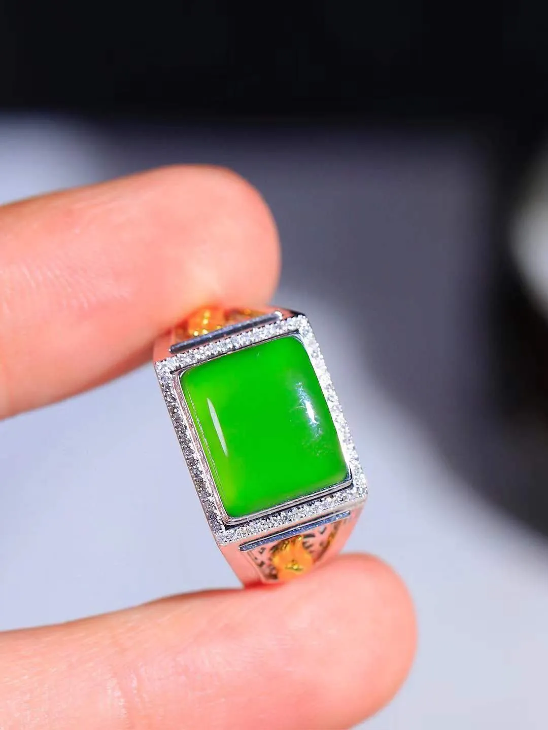 【金镶玉.戒指】

精品和田玉碧玉18k金戒指 玉质细腻温润 油性十足 ，不论时光如何流转变化，这枚戒指始终闪耀着最初的光芒。精工镶嵌18K金 （保真金 可检测贵金属18K金） 重7.5克 尺寸19.2-11.9-9.8mm 23120736A