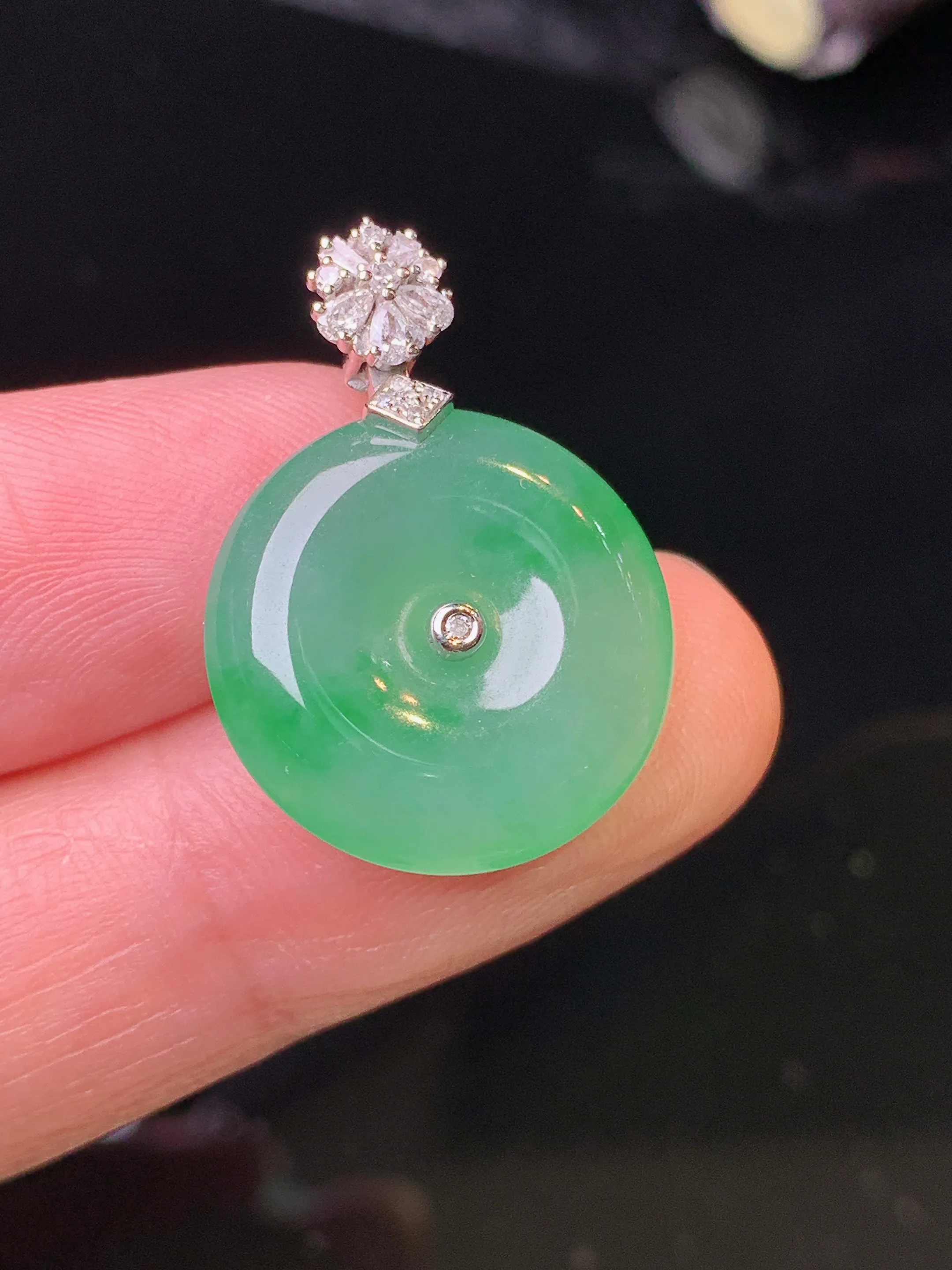 18k金钻镶嵌翠绿平安扣吊坠 玉质细腻 水润亮眼 色泽艳丽 整体尺寸25.2*17.8*5