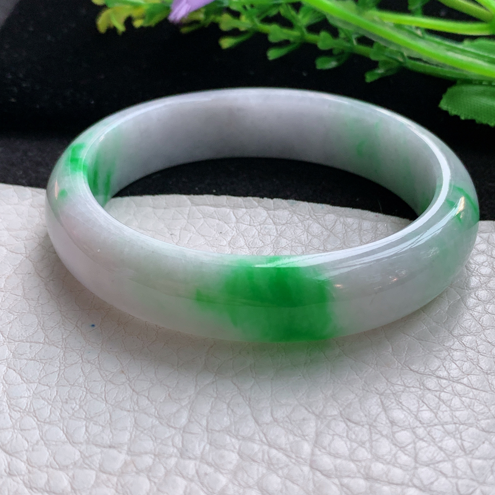 js自然光55*51*13.5*7.2贵妃镯 翡翠a货玉手镯飘阳绿蛋形宽边玉手环