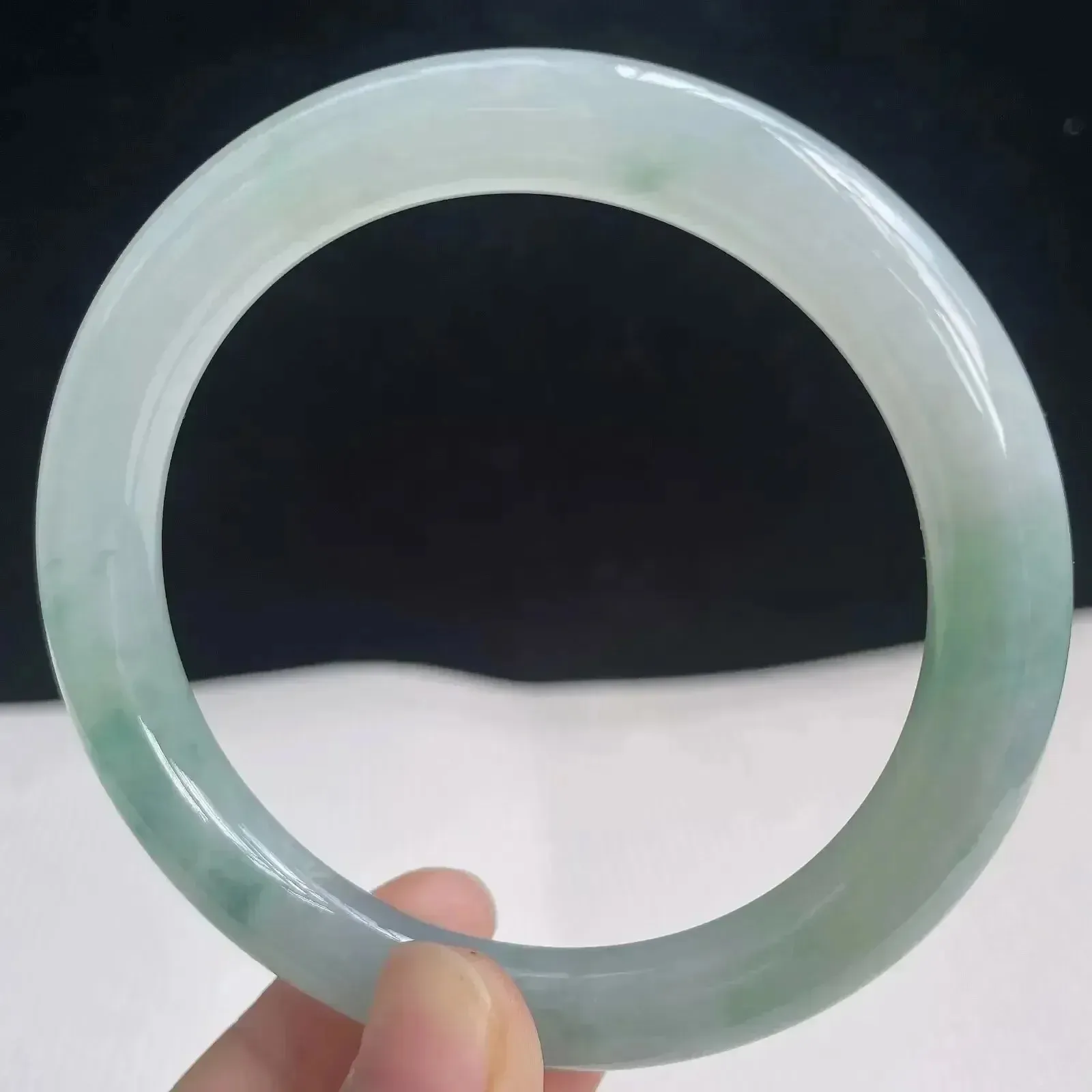 59mm自然光拍摄天然翡翠A货满绿好种水圆条手镯 49.30克