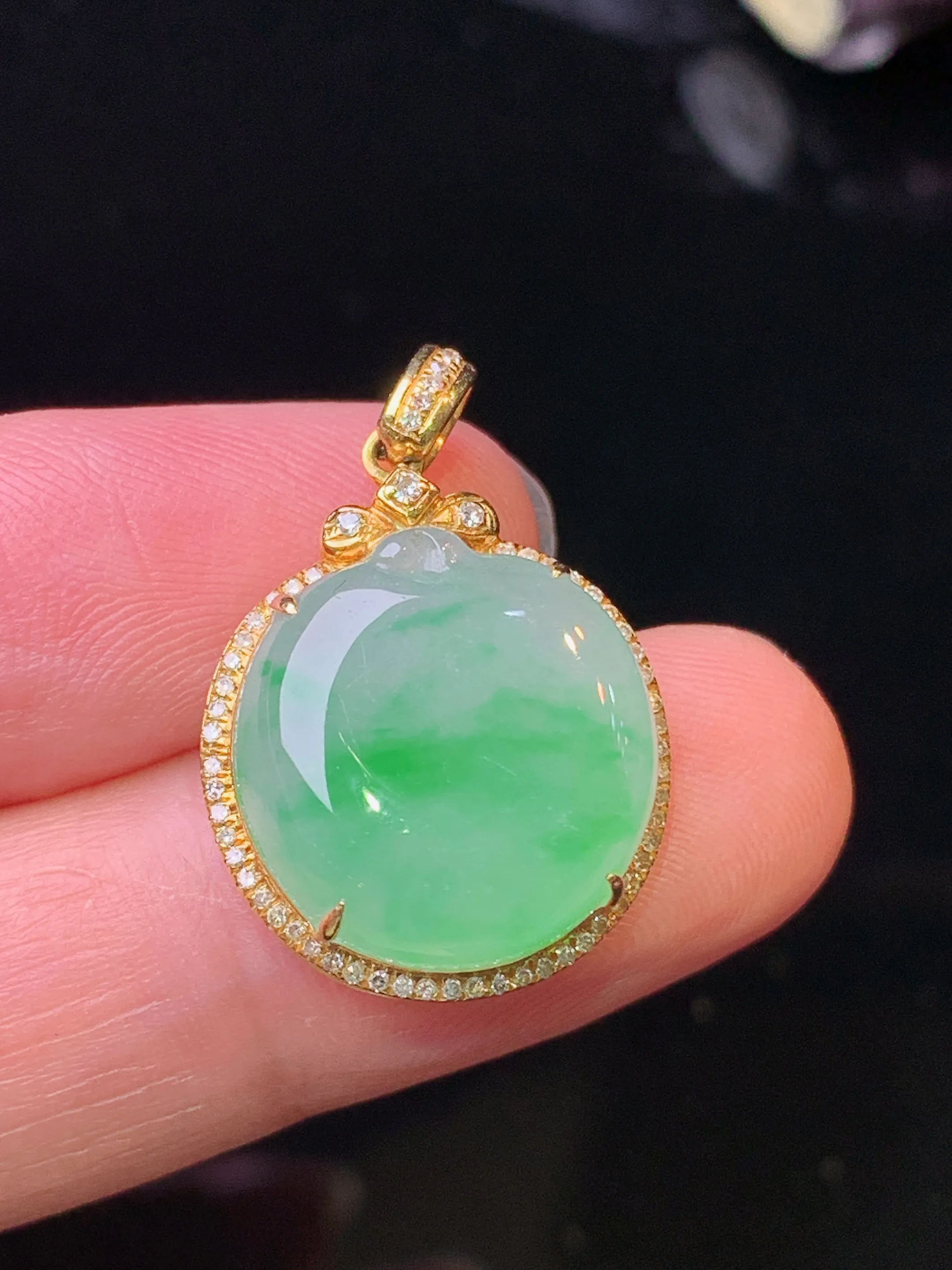 18k金钻镶嵌翠绿苹果吊坠 玉质细腻 水润亮眼 色泽艳丽 整体尺寸24.6*16.6*7