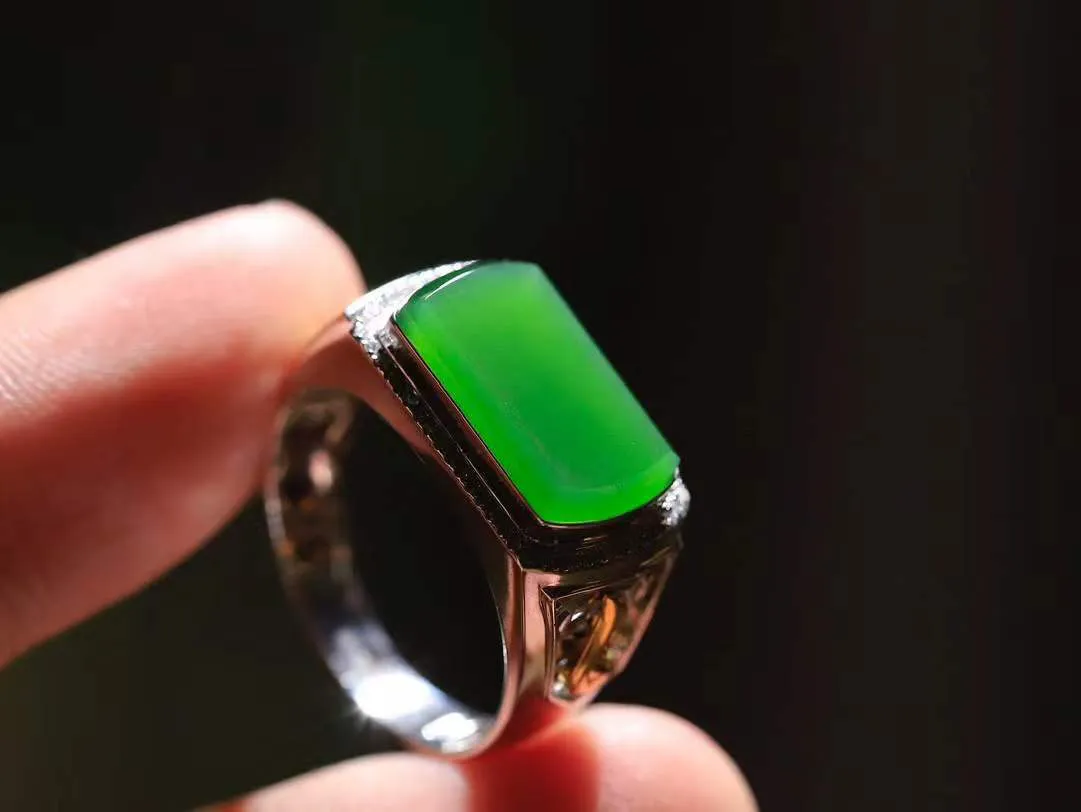 【金镶玉.戒指】

精品和田玉碧玉18k金戒指 玉质细腻温润 油性十足 ，不论时光如何流转变化，这枚戒指始终闪耀着最初的光芒。精工镶嵌18K金 （保真金 可检测贵金属18K金） 重7.3克 尺寸19-15-8.8mm 23120736A