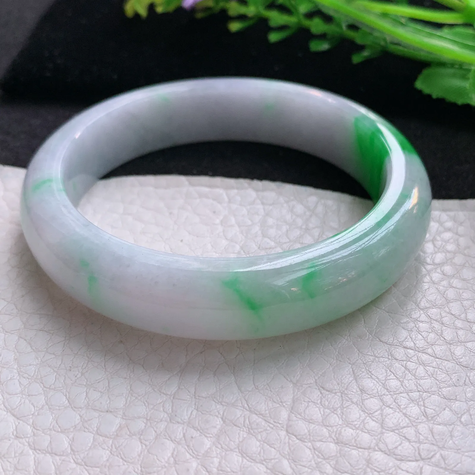 js自然光57*13.6*8.3平安镯 翡翠a货玉手镯飘阳绿宽边玉手环