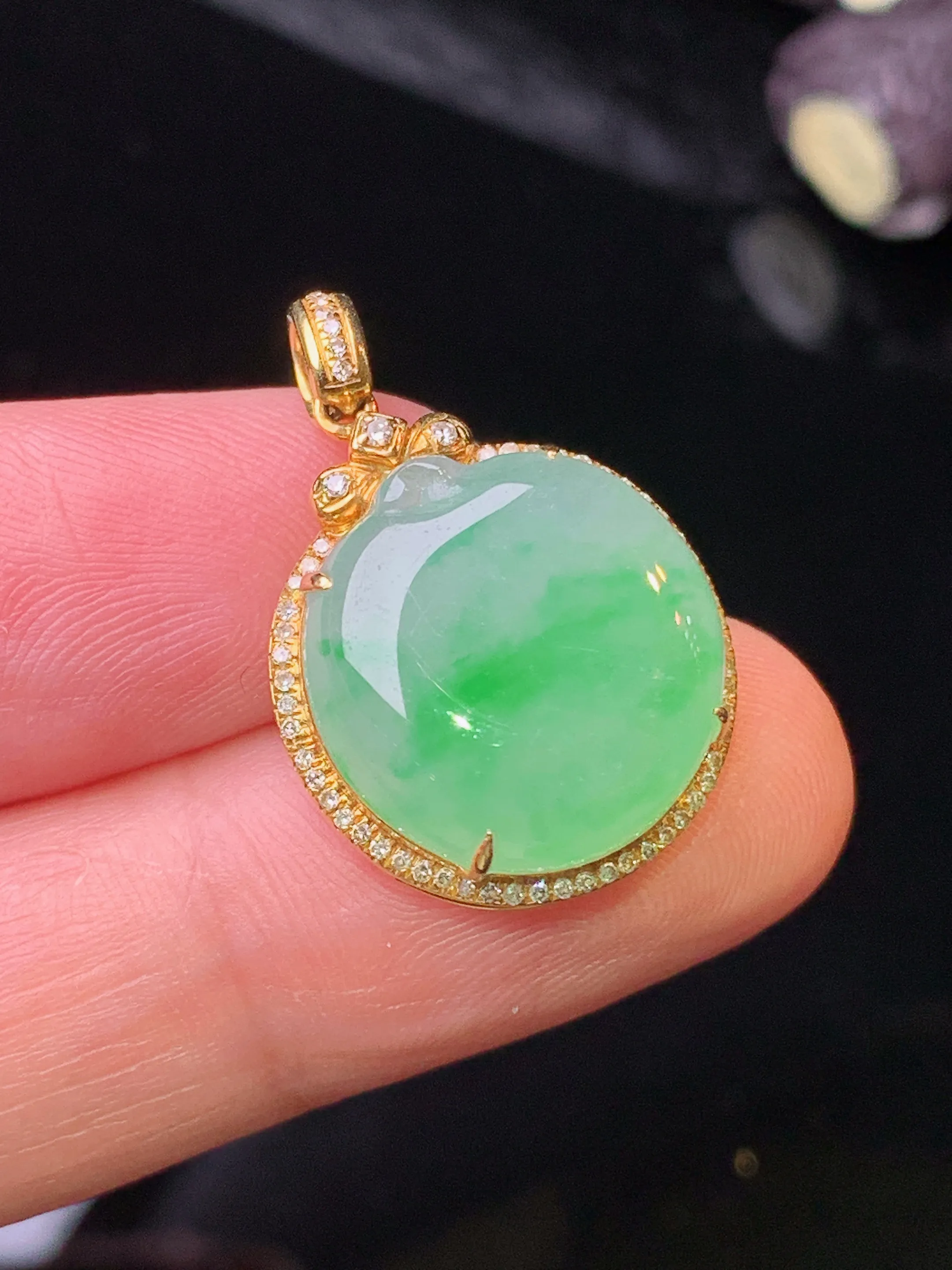 18k金钻镶嵌翠绿苹果吊坠 玉质细腻 水润亮眼 色泽艳丽 整体尺寸24.6*16.6*7