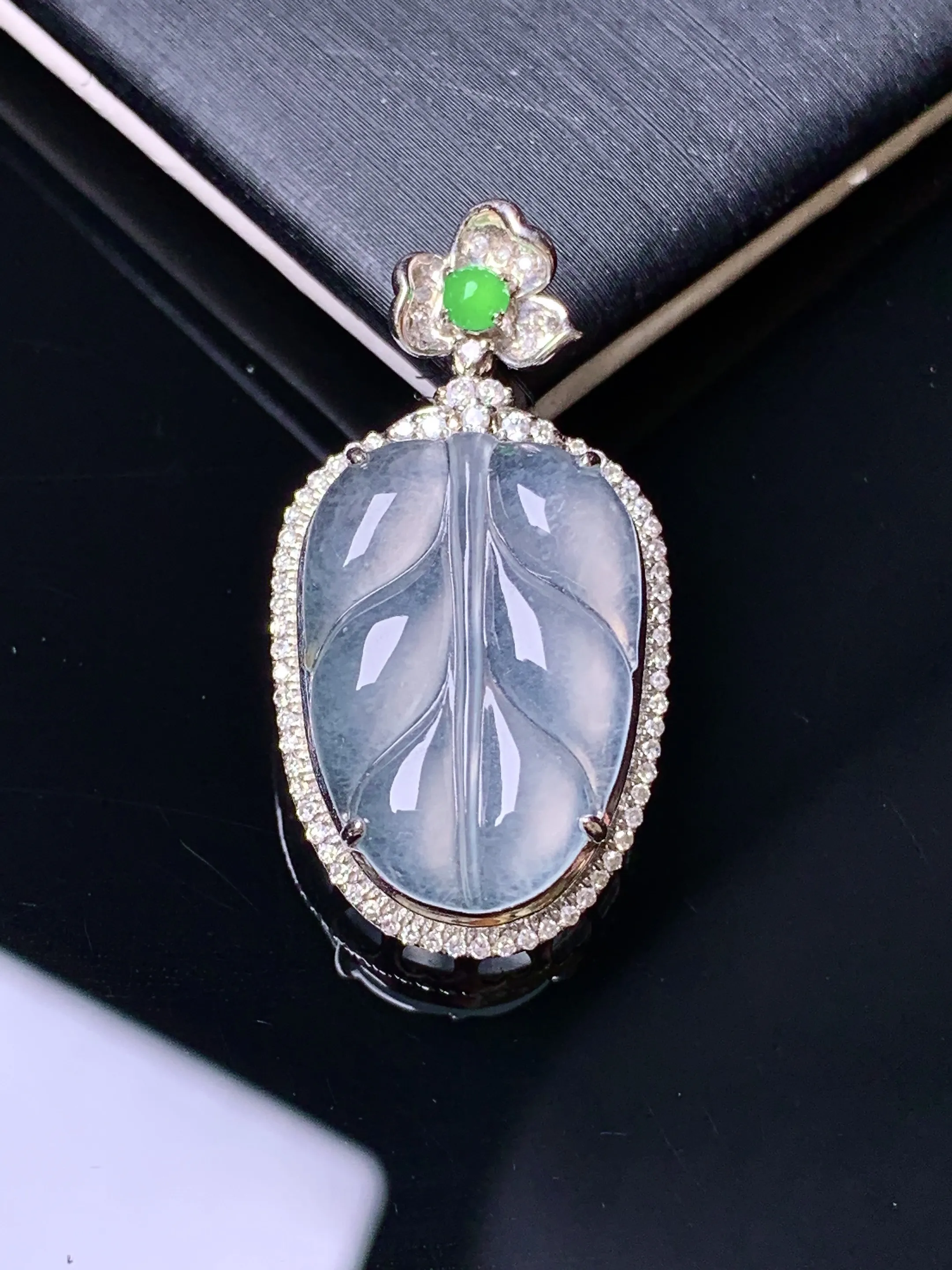 18k金钻镶嵌冰种树叶吊坠 玉质细腻 水润亮眼 色泽艳丽 整体尺寸29.6*15.7*6.8