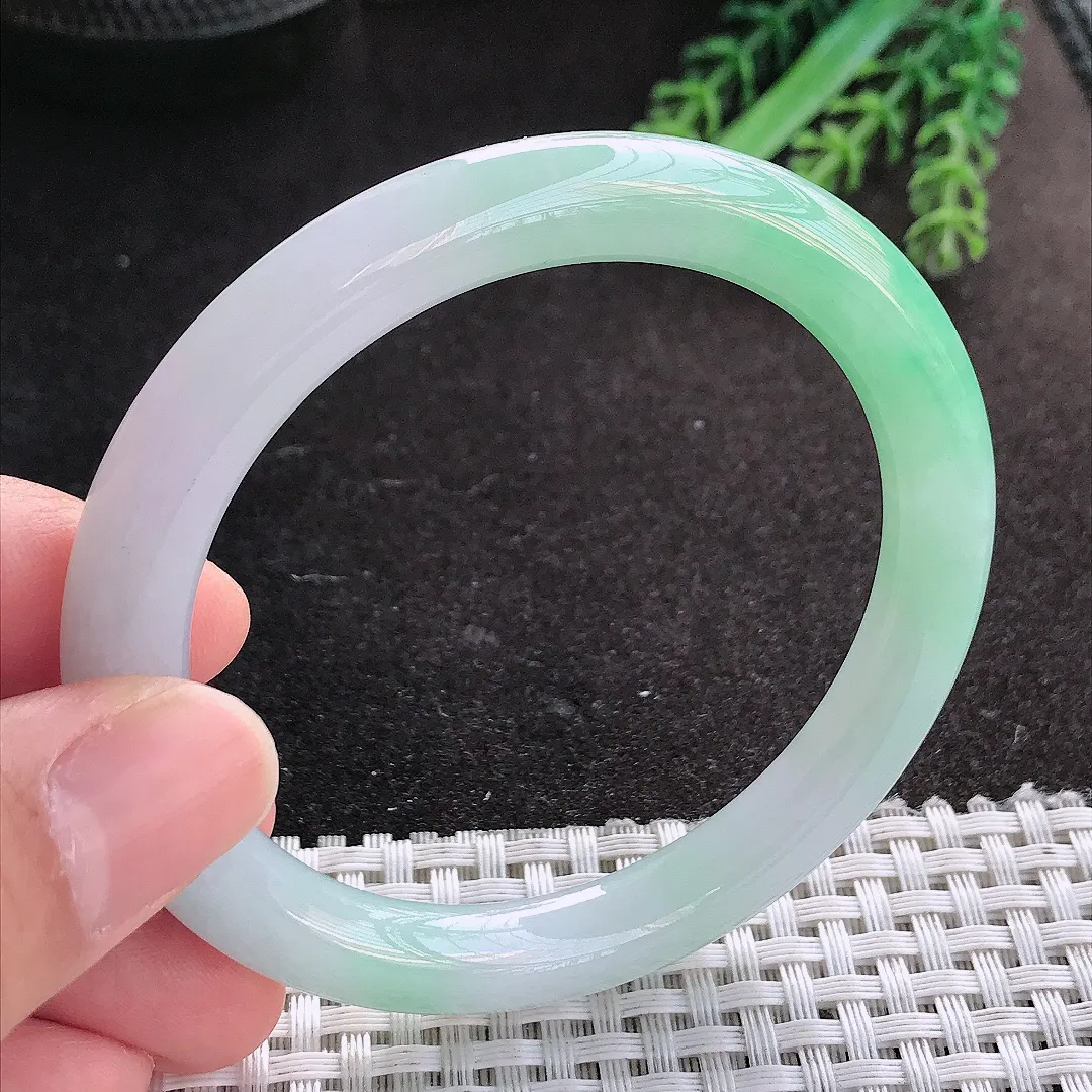 天然A货翡翠56/8.4/8.9老坑冰胶水灵飘绿圆条手镯玉镯