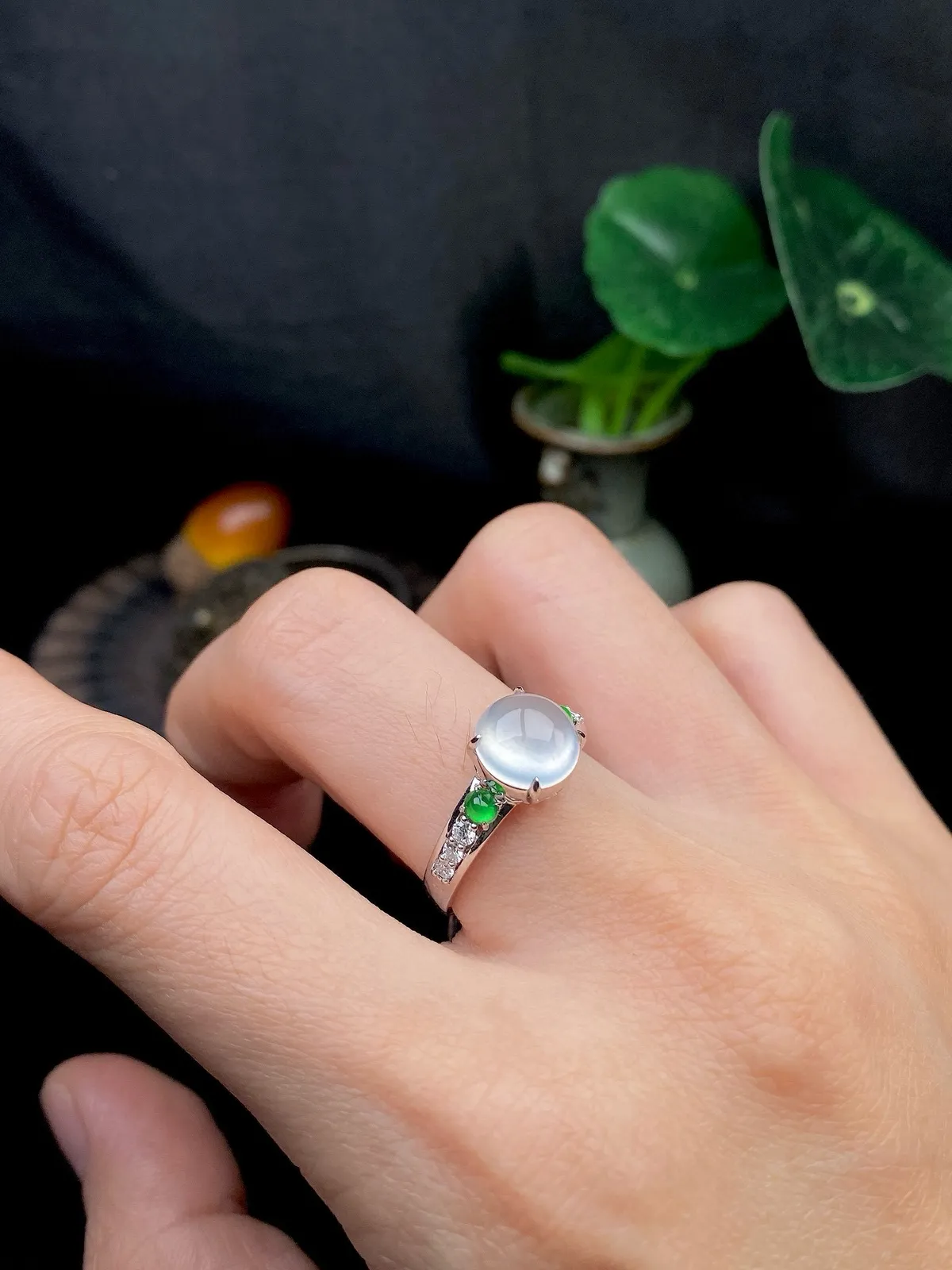 【冰种蛋面戒指】饱满度很好，无纹无裂，晶莹剔透，18k金钻镶嵌，裸石尺寸8.3*4.3毫米