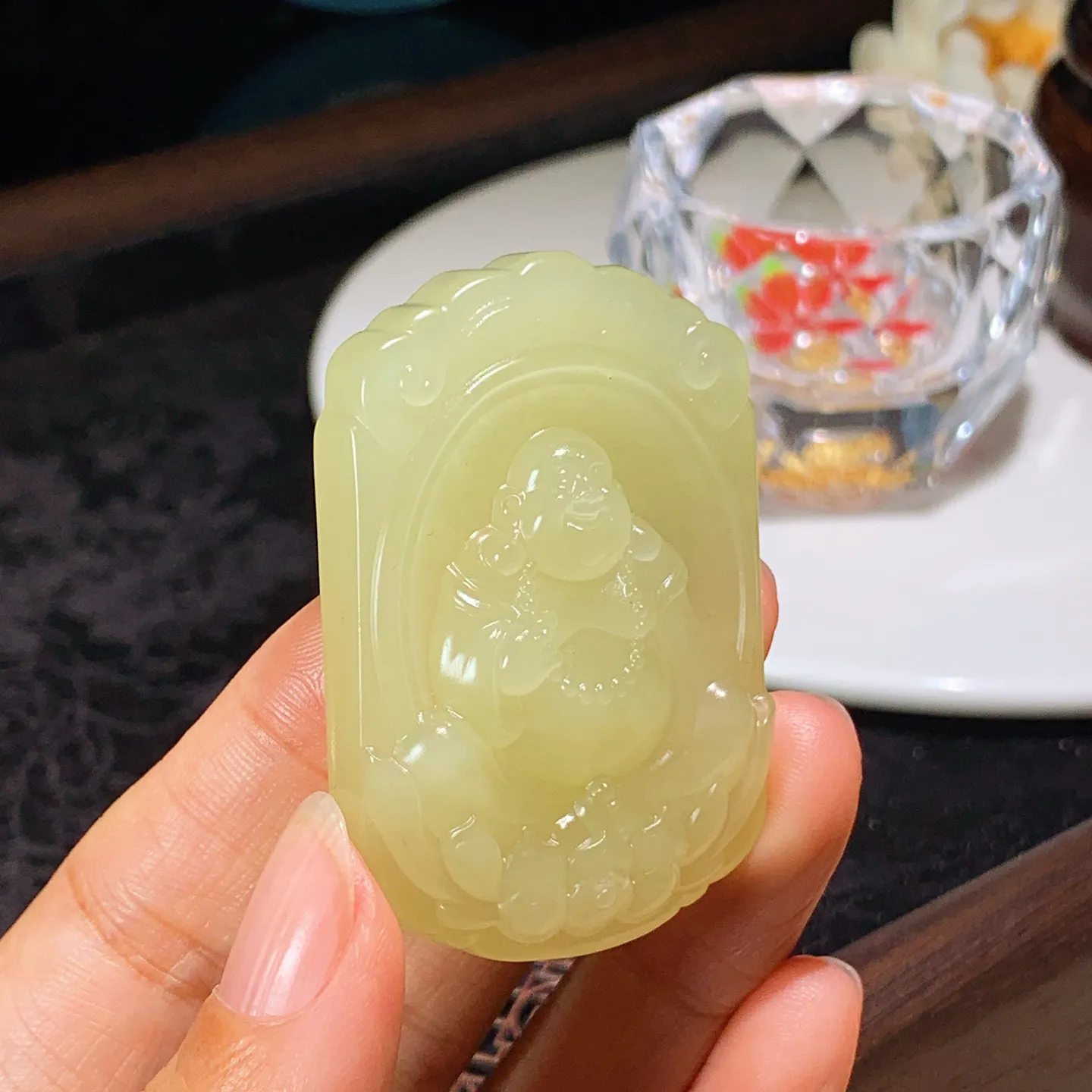 和田玉若羌黄口料佛引福来挂件。尺寸52/36/8重32.6克。玉质细腻油润。手推出油。佩戴高端典雅。lt251207