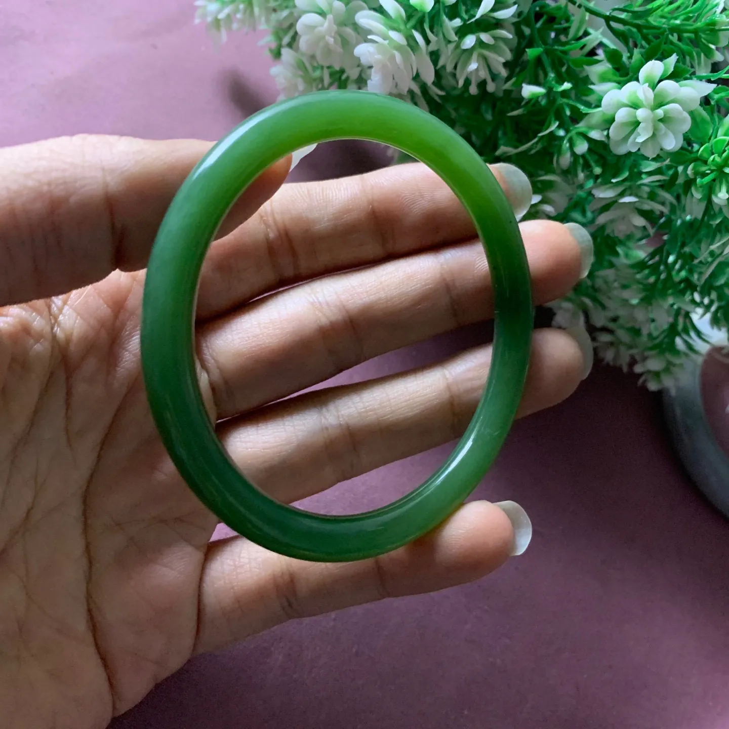 59圈口和田玉碧玉阳绿色宽条手镯【挽间柔情】，碧玉美人条手镯，镯型古朴典雅。在诗情画意的雨巷相遇，你