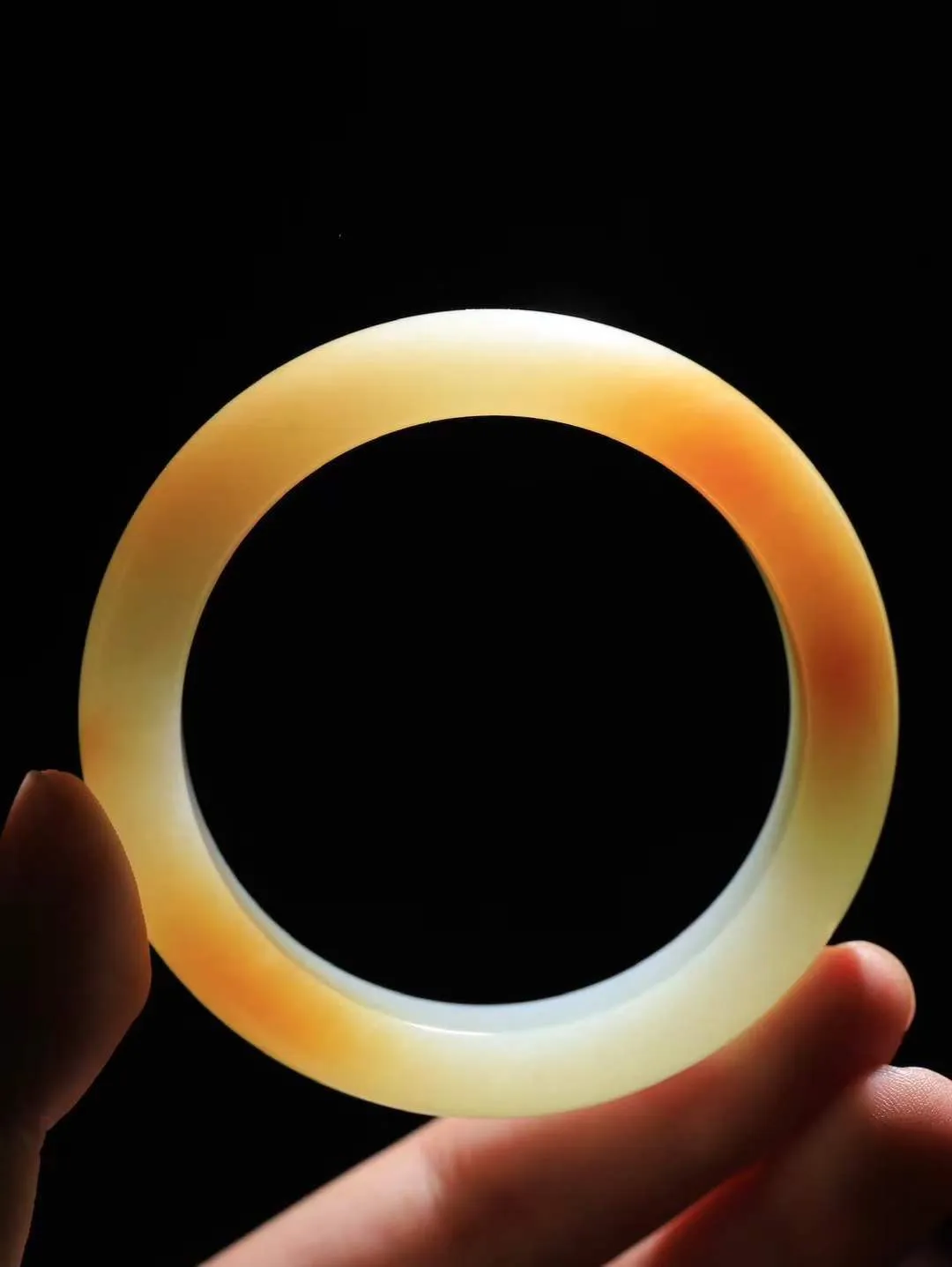 【暖玉生香·手镯】

收藏级和田玉糖白玉手镯，质地油润细腻，色泽高贵典雅，镯型古朴典雅。在诗情画意的雨巷相遇，你是我腕间的一抹风情，有你眸有深情，清风荡漾湖间静水，我愿俯身低眉，在烟波涟漪处，寻你深情倩影。内径54.5mm尺寸15-9mm重65克  69120658A