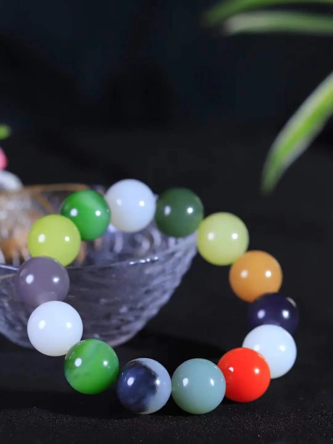 【多宝手串】

精选和田玉多宝手串，每一颗玉石都凝聚自然的灵气与岁月的沉淀，寓意福禄寿喜，守护您的平安与幸福。佩戴它，感受千年玉文化的温润与优雅。重91克  尺寸取一16.2mm  56120739A