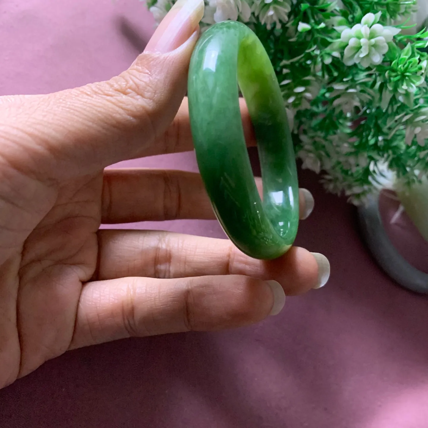 54圈口和田玉碧玉阳绿色宽条手镯【挽间柔情】，镯型古朴典雅。在诗情画意的雨巷相遇，你是我腕间的一抹风