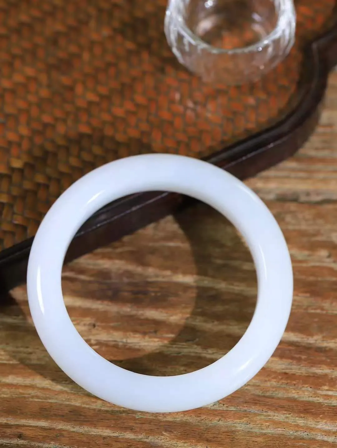 【婉约佳人.手镯】

精品和田玉白玉手镯 玉质温润细腻 油性十足 手感舒适，高华雅逸，线条流畅，简约大气，美自天成，素雅高贵。佩戴于腕间，婉约之美，举手投足间透出那份低调奢华。重61.3克 内径56.5mm  尺寸12.6-9.8mm   FDL-11120733