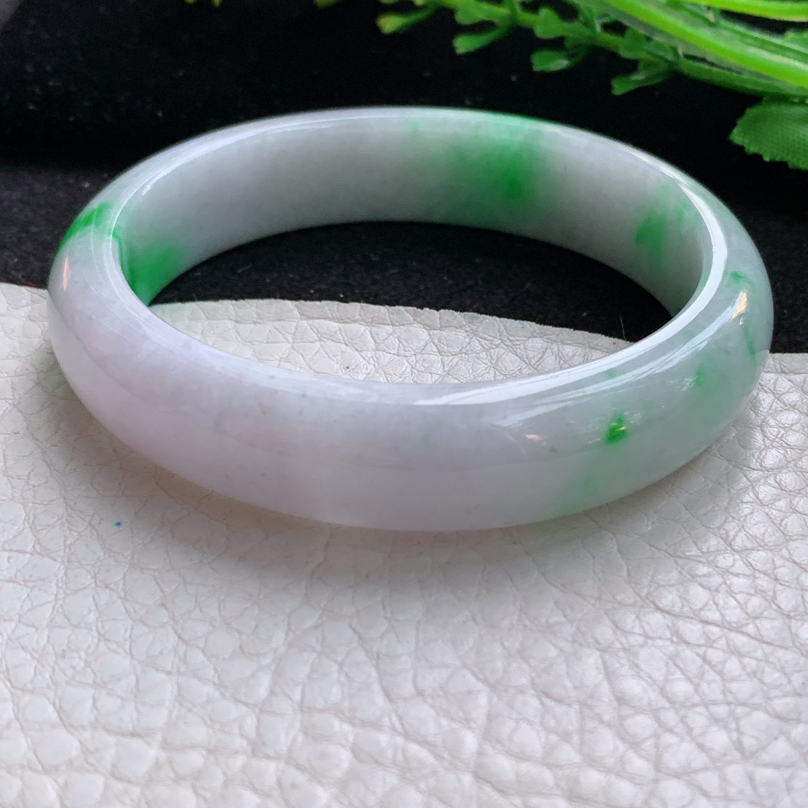 js自然光55*51*13.5*7.2贵妃镯 翡翠a货玉手镯飘阳绿蛋形宽边玉手环