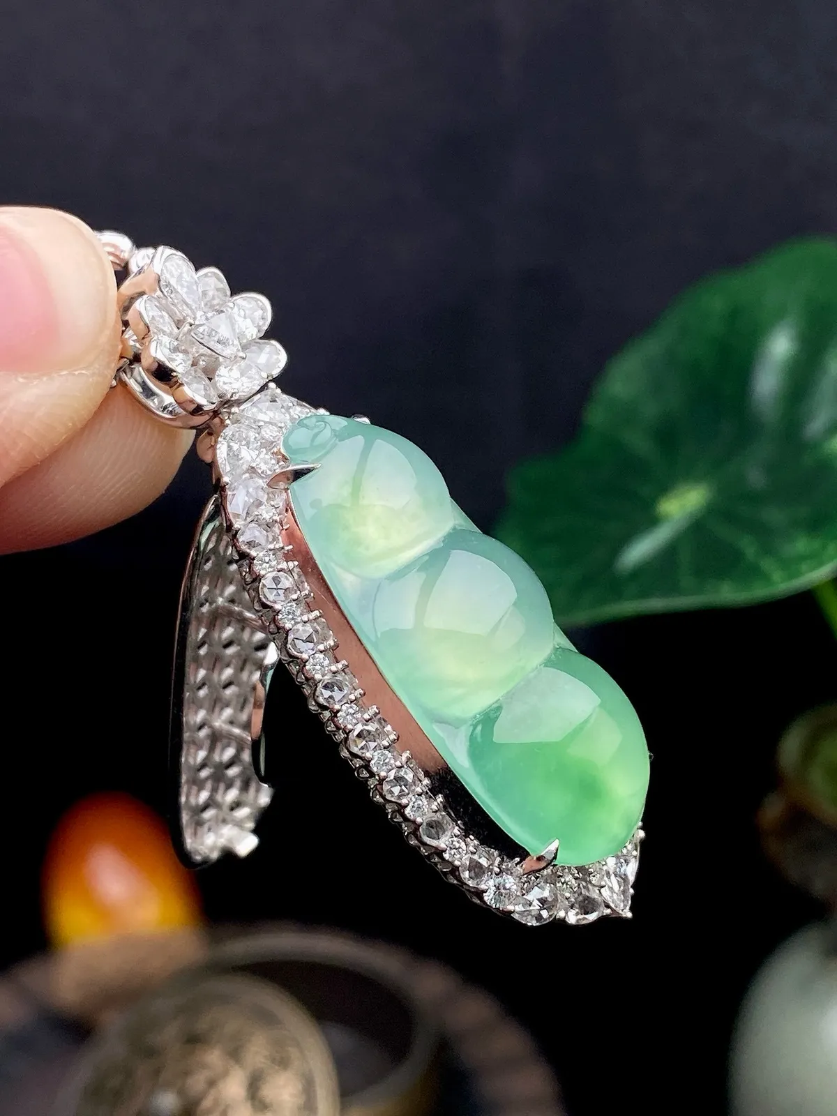 【冰种满绿福豆吊坠】种地上乘，冰感十足，通透起光，饱满圆润，18k金钻镶嵌，裸石尺寸27.6*12.