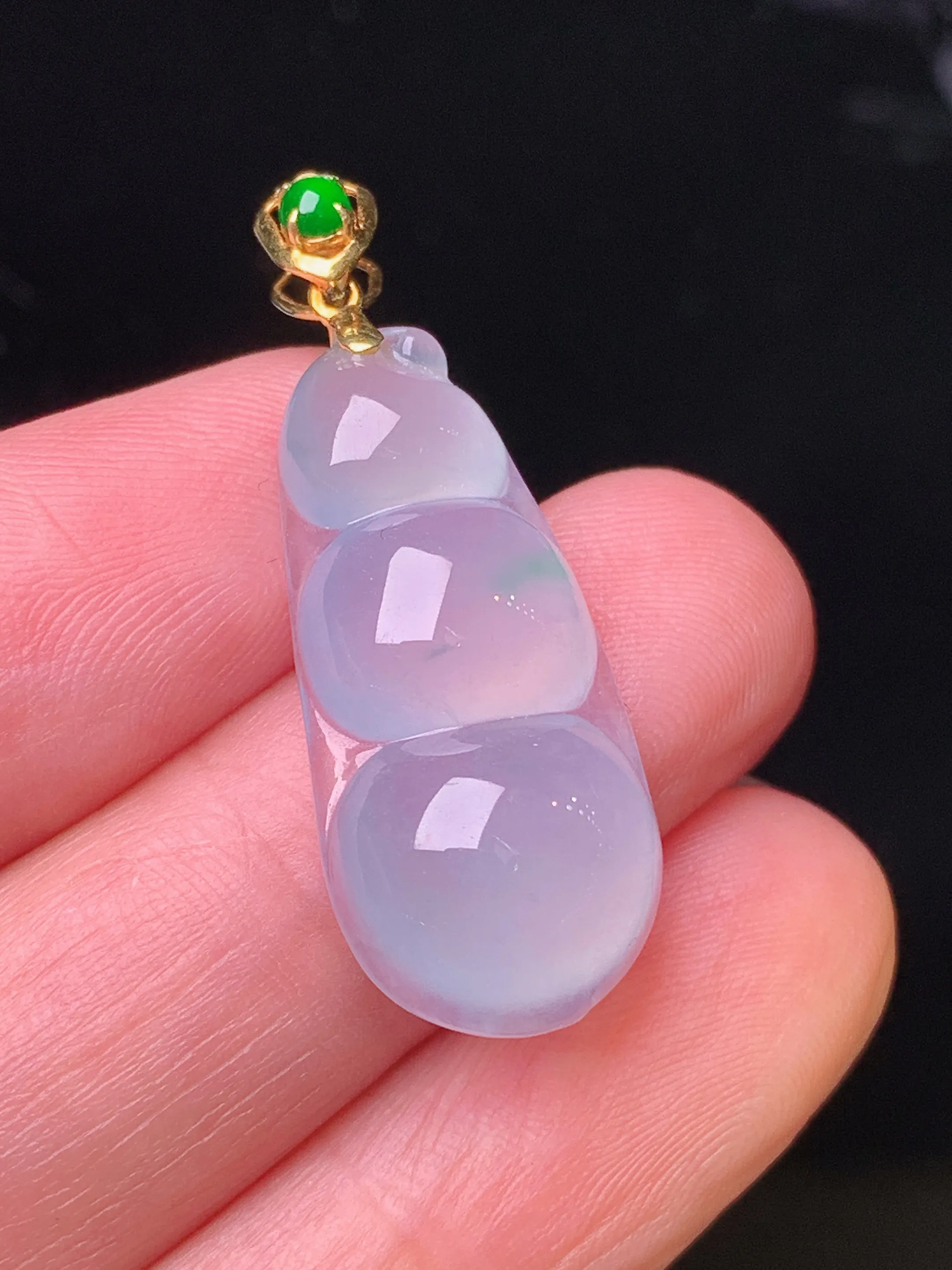 18k金镶嵌冰种四季豆吊坠 玉质细腻 水润亮眼 色泽艳丽 整体尺寸33.8*12*6.2