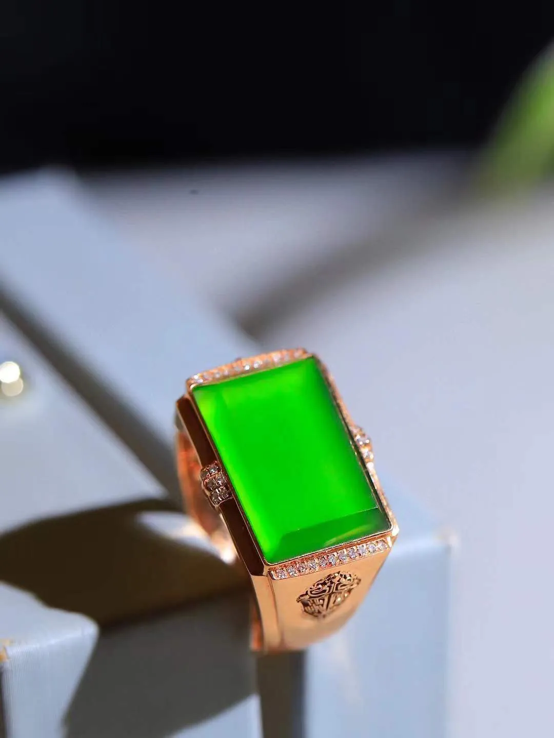 【金镶玉.戒指】

精品和田玉碧玉18k金戒指 玉质细腻温润 油性十足 ，不论时光如何流转变化，这枚戒指始终闪耀着最初的光芒。精工镶嵌18K金 （保真金 可检测贵金属18K金） 重7.6克 尺寸19.7-17.1-11.2mm 23120736A