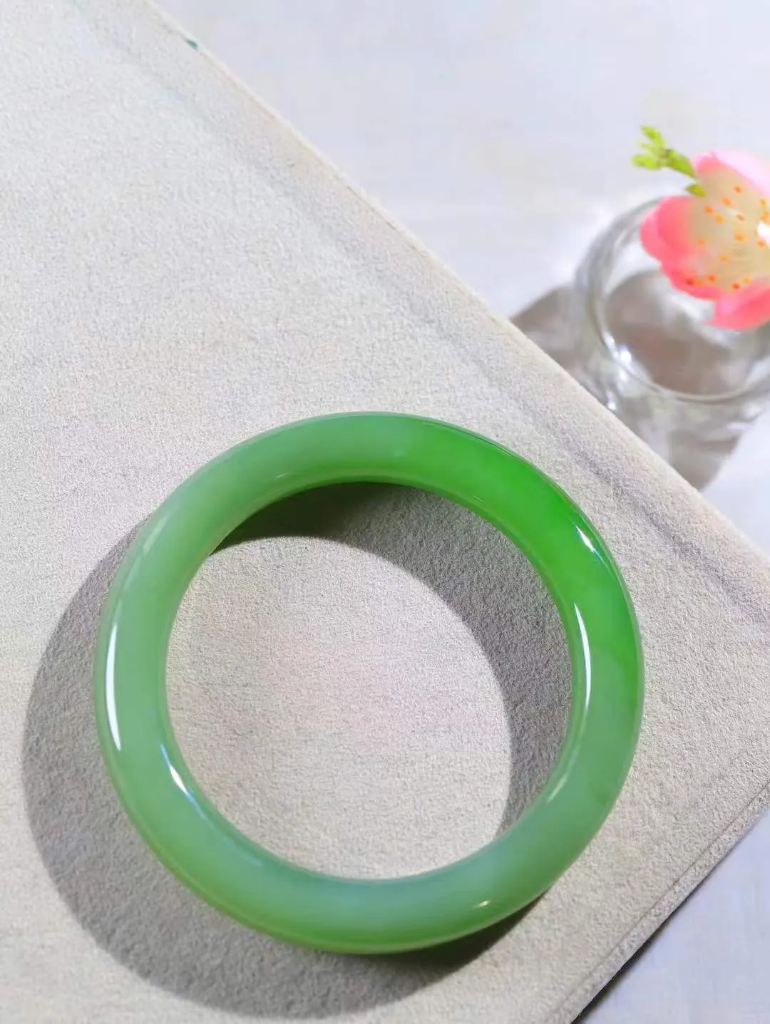 【碧波流转·手镯】

精品和田玉碧玉圆条手镯，玉质细腻温润，手感舒适，️线条流畅，简约大气，美自天成，佩戴于腕间，婉约之美，举手投足间透出那份低调奢华，醉人心扉。
重55.6克 内径圈口58.5mm 尺寸10-10.2mm  FDT-65120733