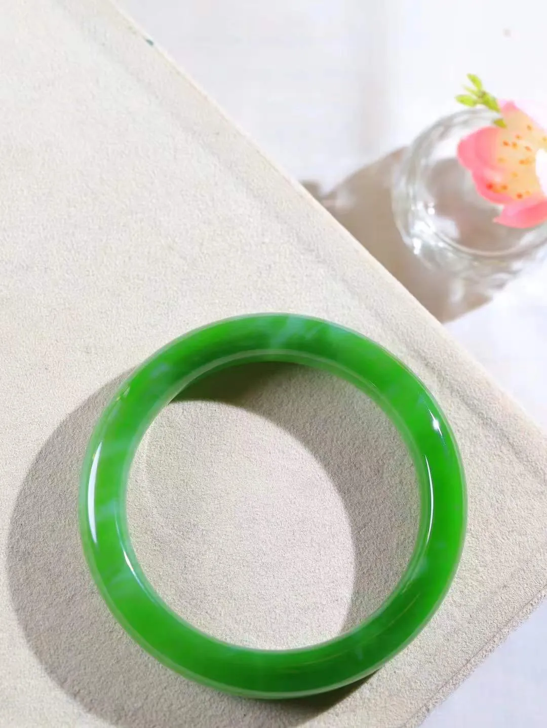 【碧色荡漾·手镯】

典藏级臻品和田玉碧玉猫眼手镯，玉质细腻温润，手感舒适，️线条流畅，简约大气，美自天成，佩戴于腕间，婉约之美，举手投足间透出那份低调奢华，醉人心扉。重62克  内径圈口59mm  尺寸12-9.7mm  FDA-66120633